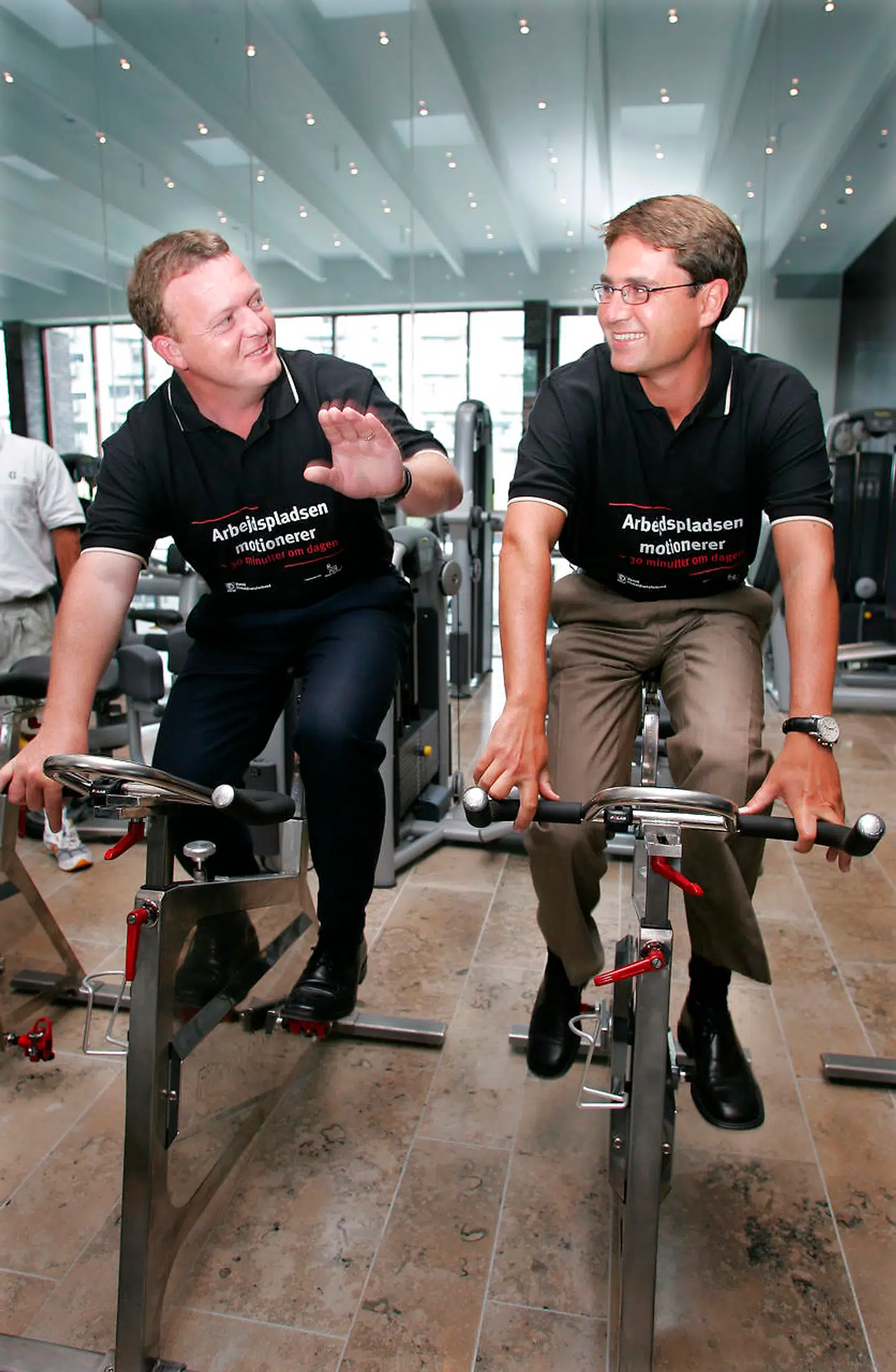 Lars Løkke Rasmussen blev indenrigs- og sundhedsminister første gang i 2001 i Anders Fogh Rasmussens første regering. Her cykler Lars Løkke og daværerende kulturminister Brian Mikkelsen (K) i 2004 under kampagnen »Arbejdspladsen motionerer – 30 minutter om dagen«.