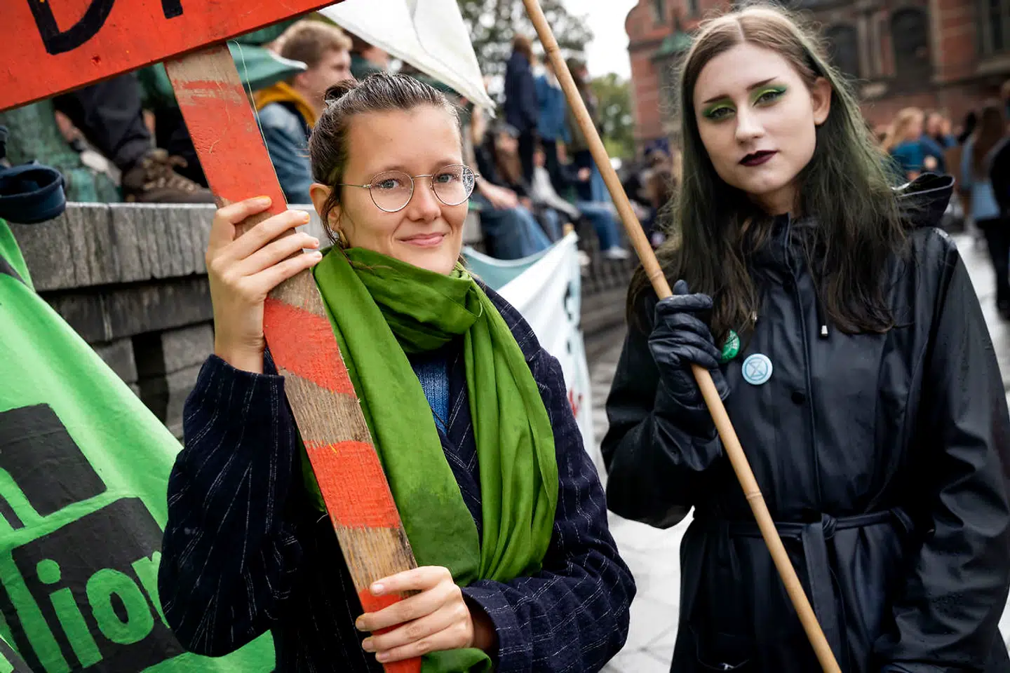 Flere tusinde var mødt op på Rådhuspladsen i Københvan for at demonstrere for klimaet. Her er det Ida Dalsgaard (tv.) og Maja Luka Krogstad.