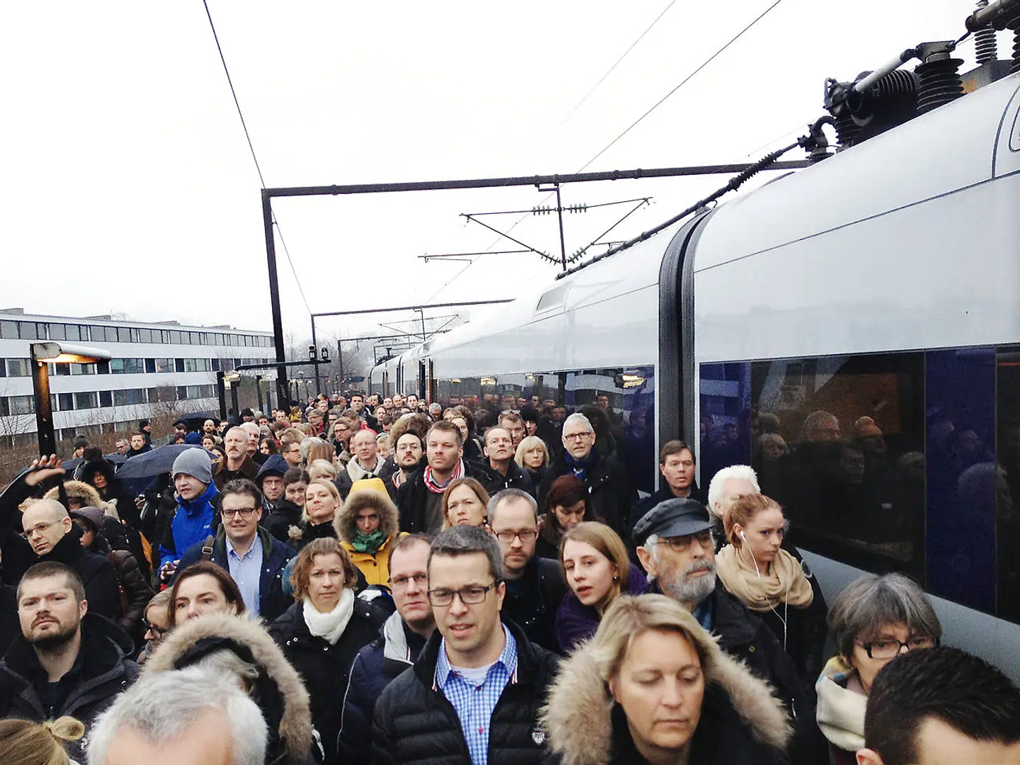 DSB vil bekæmpe forsinkelser på Kystbanen ved at indsætte ekstra minutter i køreplanen for tog fra Malmø. Det skal nedsætte antallet af forsinkelser for Kystbanetog som dette på Hellerup Station.