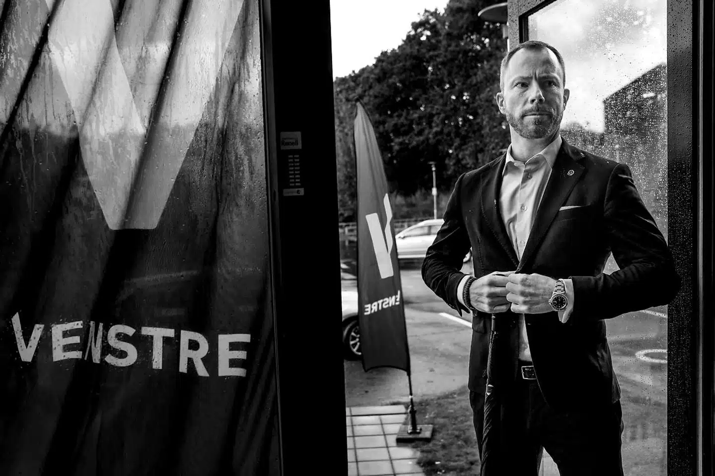 Lars Løkke Rasmussen har fortalt, at det hele tiden har været hans plan, at Jakob Ellemann-Jensen skulle afløse ham som Venstres formand – og ikke Kristian Jensen. Ellemann fortæller nu, at han og Løkke talte om formandsposten efter valget, inden de gik på sommerferie.