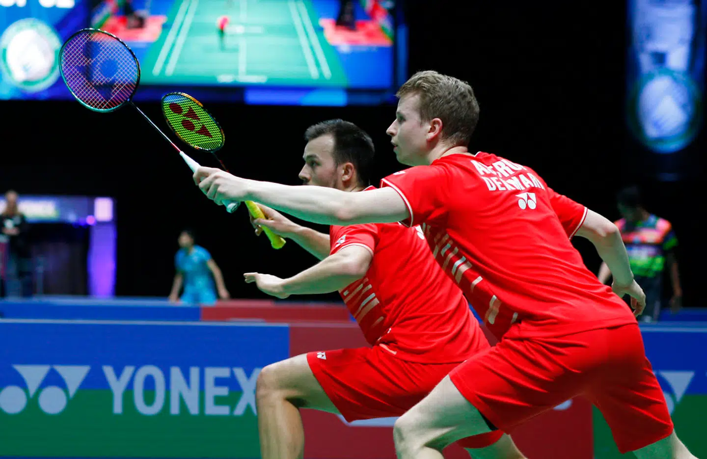 Den danske badmintondouble røg torsdag ud af turneringen efter et nederlag i tre tætte sæt til Yew Sin Ong og Ee Yi Teo fra Malaysia. Danskerne tabte med cifrene 18-21, 21-14, 23-25.