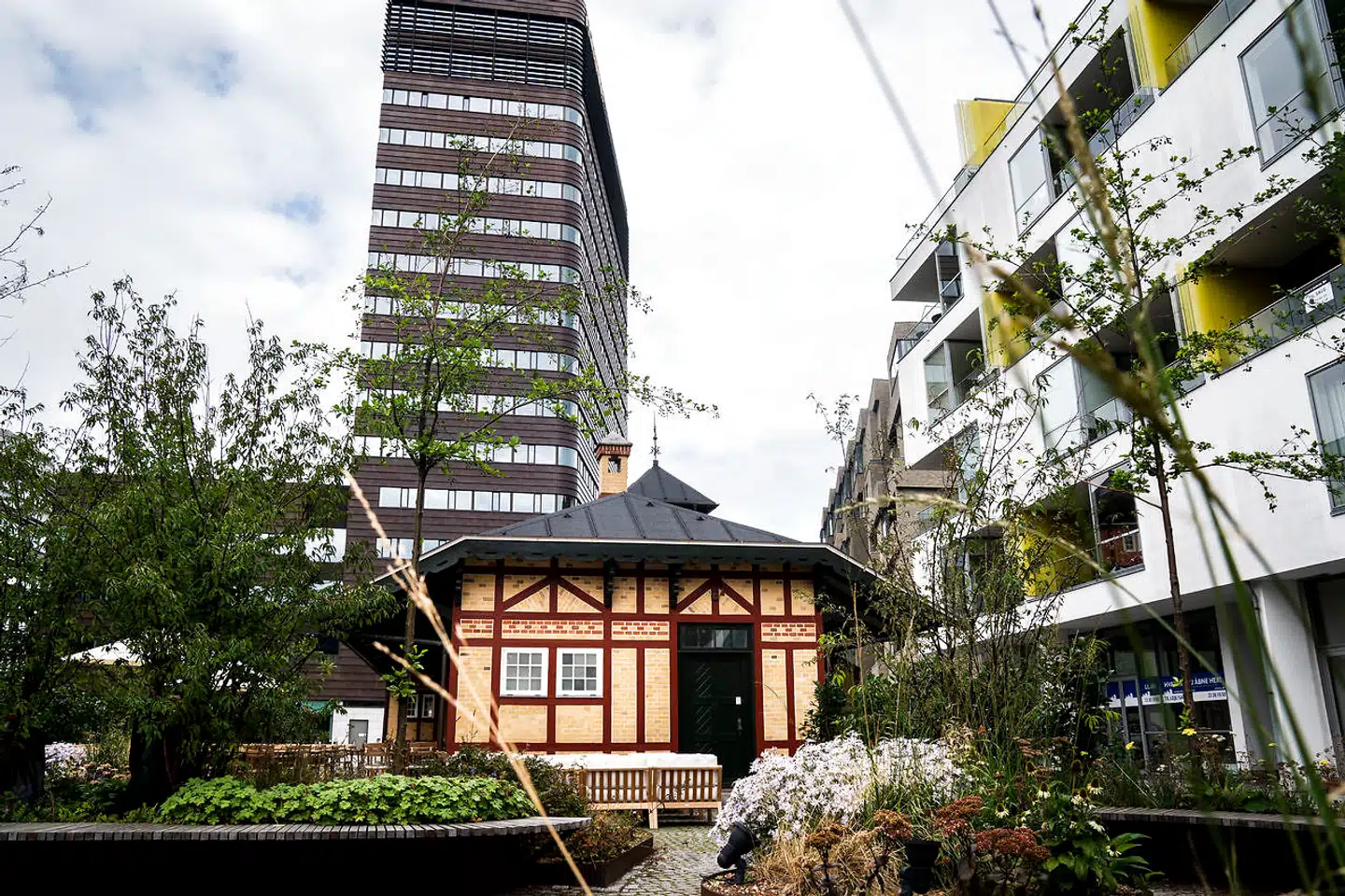 Klemt inde i en post-moderne skov af stål og glas ligger Restaurant Frihavn hyggelige lille bindingsværkhus.