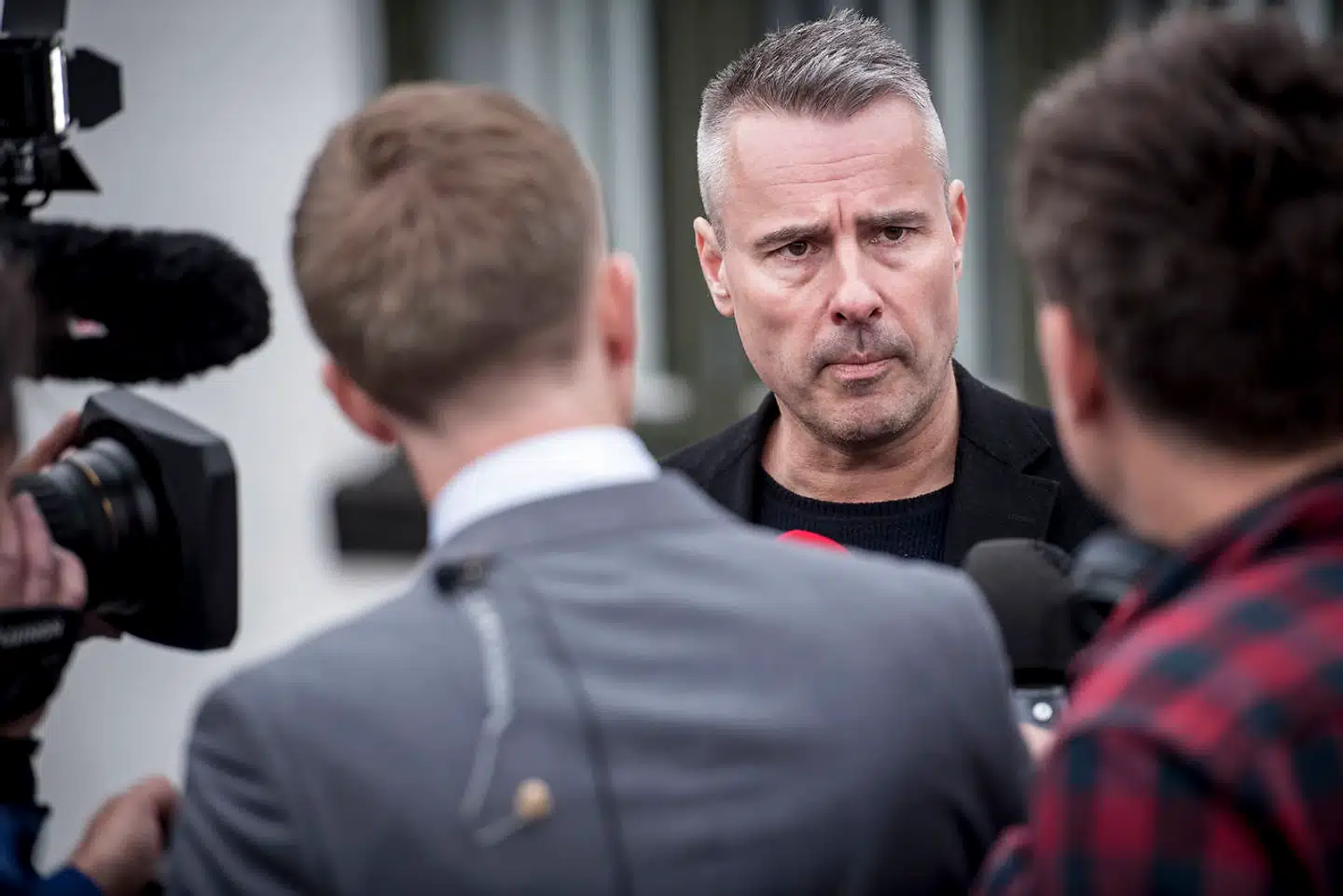 »Den måde, han har ageret på, er direkte ondskabsfuld. De har forfulgt en person,« siger socialdemokraten Henrik Sass Larsen om Ekstra Bladets chefredaktør, Poul Madsen.