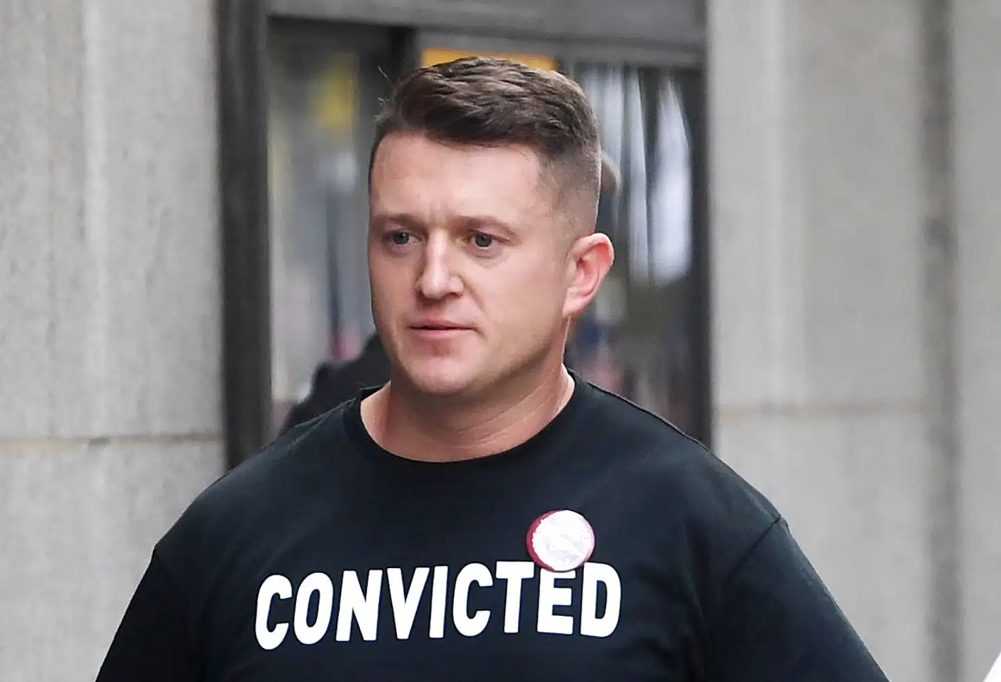 Tommy Robinson er kendt for at have grundlagt den højreradikale gruppe English Defence League og for at være en højlydt kritiker af Islam. Nu fjerner Facebook ethvert opslag med hans navn – men det kan svække ytringsfriheden, mener en ekspert i ytringsfrihed på sociale medier.