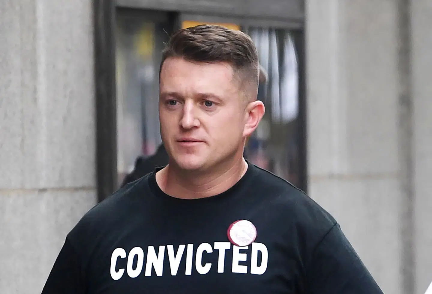 Tommy Robinson er kendt for at have grundlagt den højreradikale gruppe English Defence League og for at være en højlydt kritiker af Islam. Nu fjerner Facebook ethvert opslag med hans navn – men det kan svække ytringsfriheden, mener en ekspert i ytringsfrihed på sociale medier.