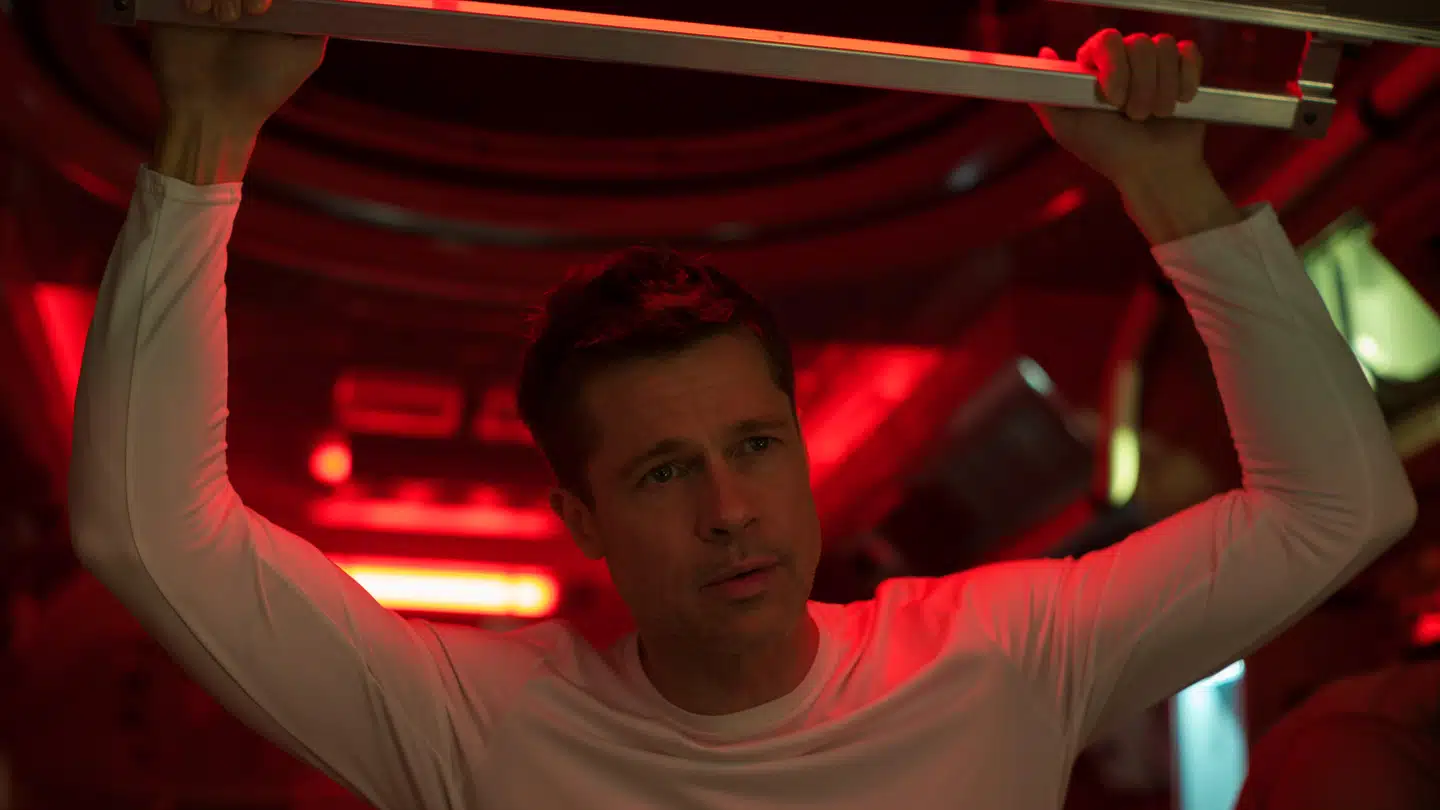 Brad Pitt på jagt efter en faderforløsning i det ydre rum. Foto: Nordisk Film