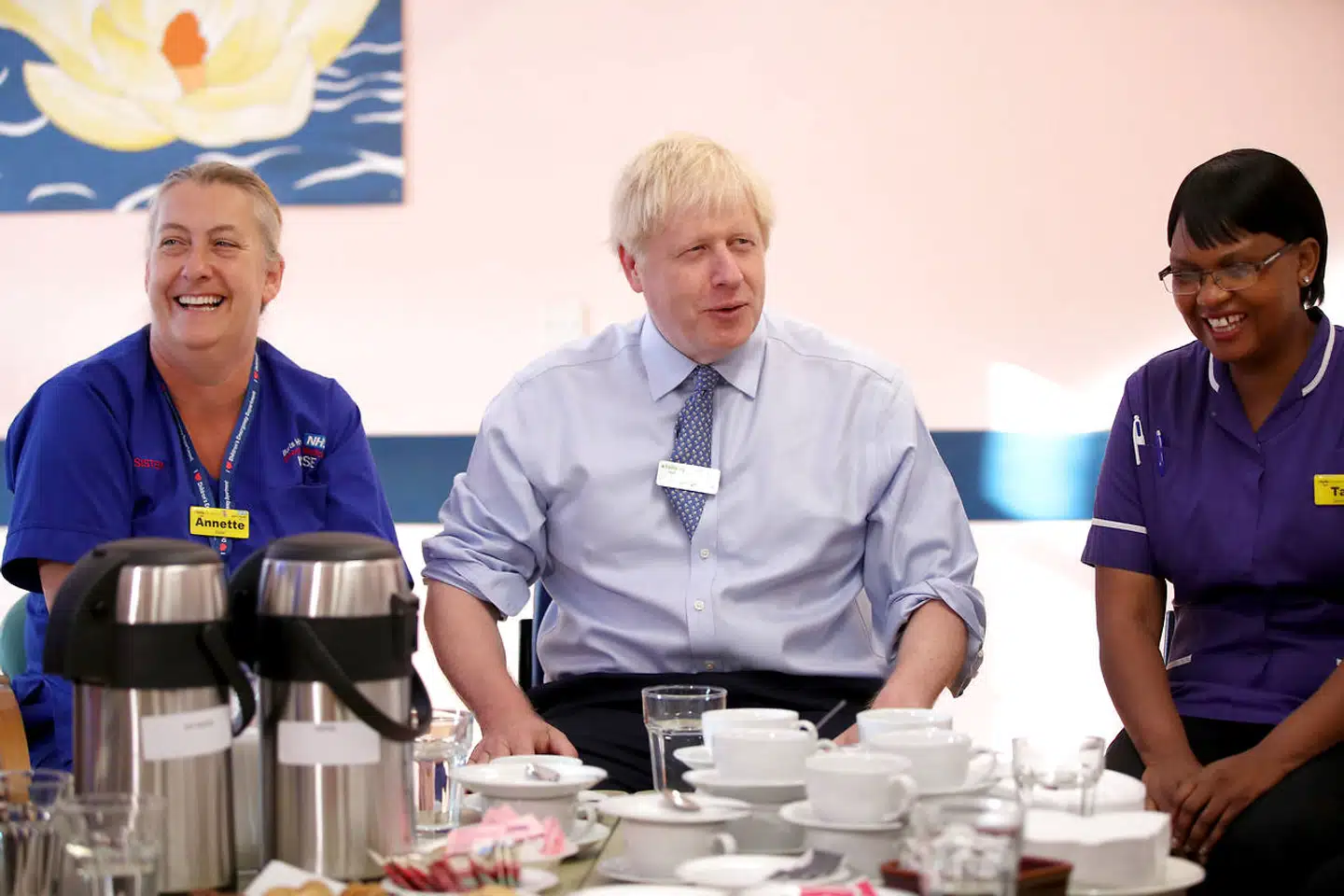 Den britiske premierminister, Boris Johnson, rejser i øjeblikket rundt i Storbritannien og besøger vælgere. Han var onsdag på besøg på Whipps Cross University Hospital i det østlige London.