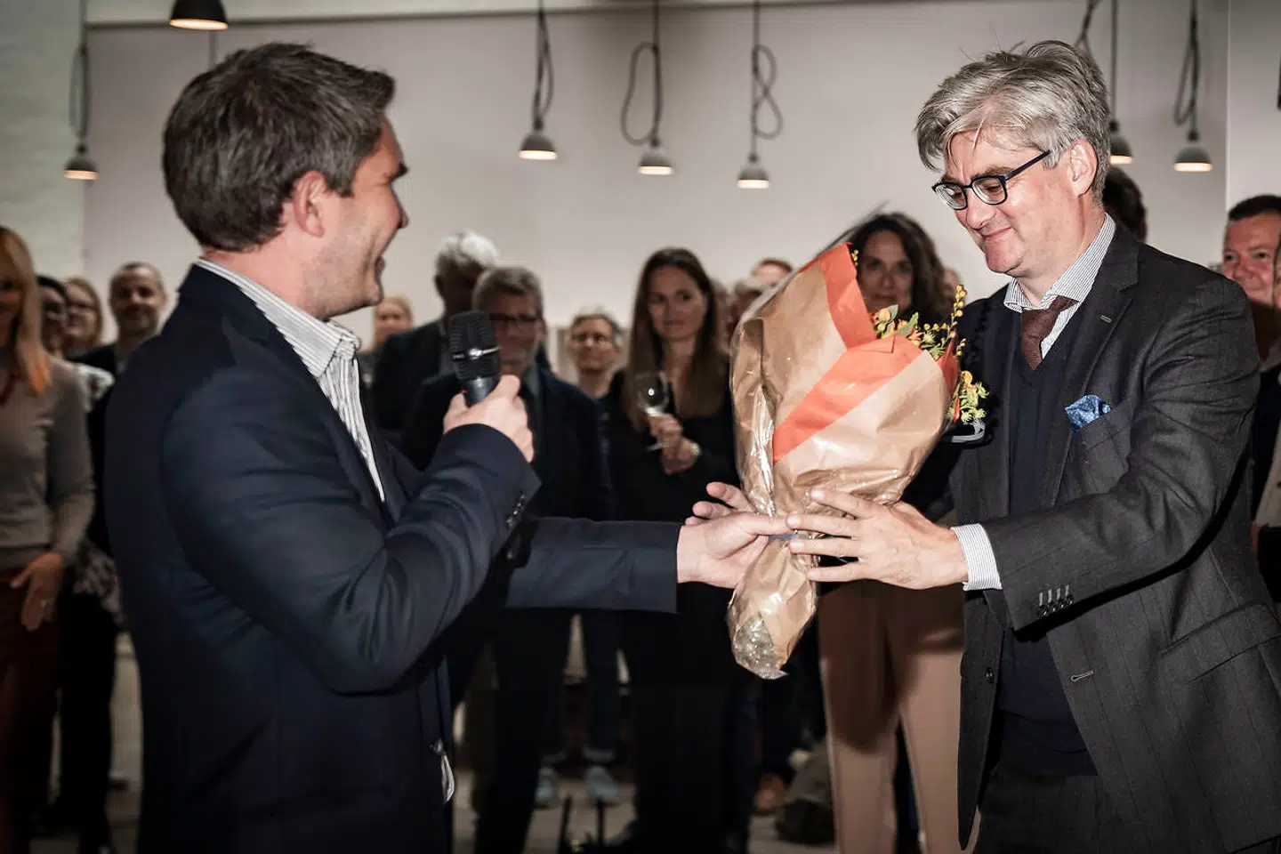 Søren Pind fik blomster ved receptionen for »Frie Ord«.