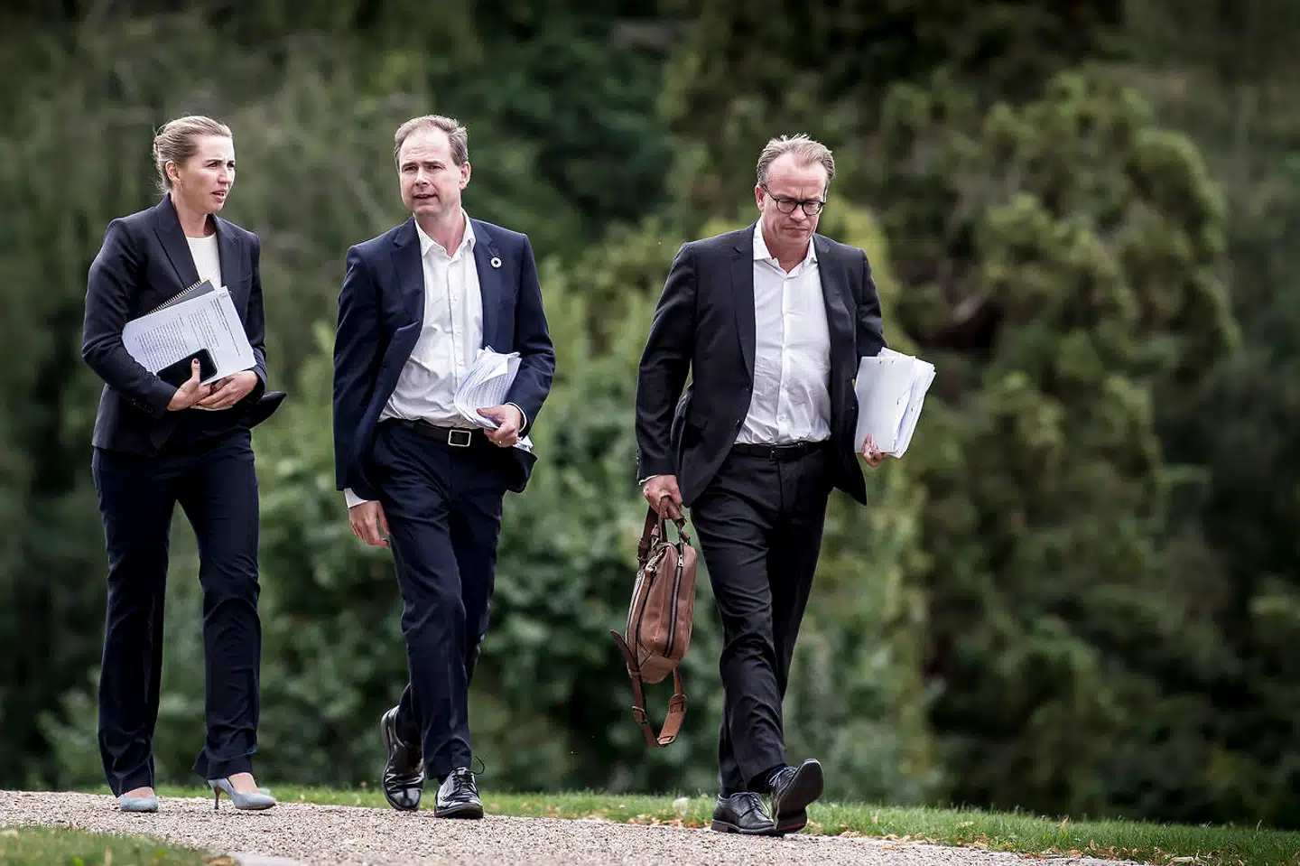 Finansminister Nicolai Wammen, statsminister Mette Frederiksen og stabschef Martin Rossen ved Marienborg i Kongens Lyngby.