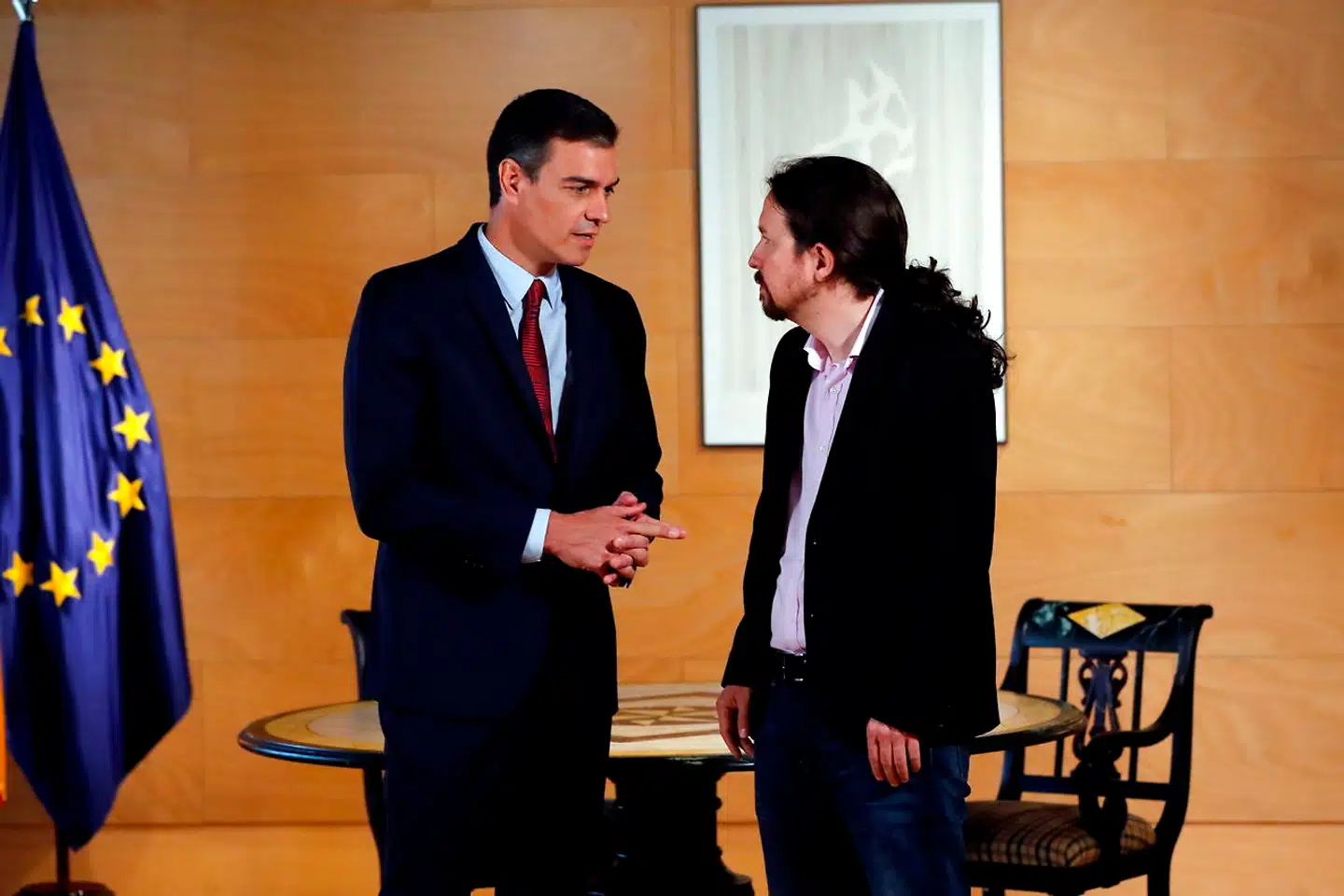 Premierminister Pedro Sanchez hilser på Podemos-lederen Pablo Iglesias under et af deres bemærkelsesværdigt få møder på tomandshånd under de månedlange regeringsforhandlinger, der tirsdag brød definitivt sammen..