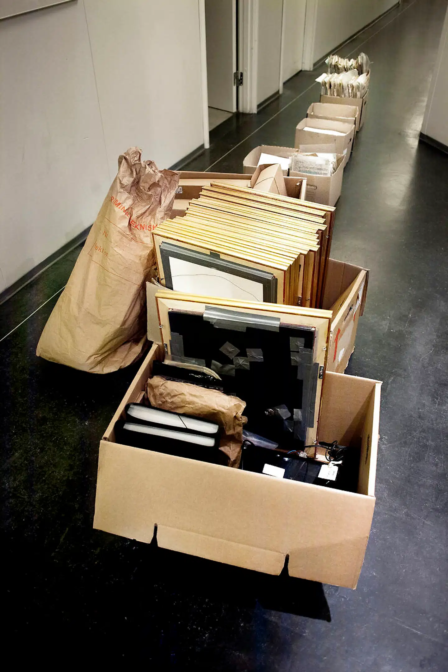 To mænd på dengang 47 og 53 år stjal i 2012 systematisk mindst 1.062 arkivalier til en anslået værdi af mellem halvanden og tre millioner kroner. På billedet ses tyvegods fra Rigsarkivet fotograferet på Station City.