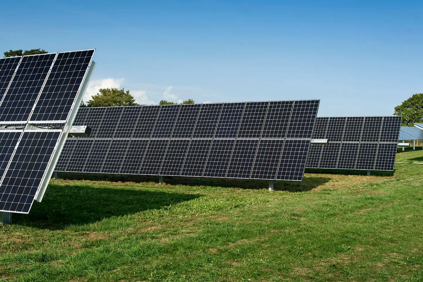 Det danske investeringsselskab Nordic Solar Energy har skudt et trecifret millionbeløb i to jyske solcelleparker. Det bidrager med mere vedvarende energi og grøn omstilling til Danmark.