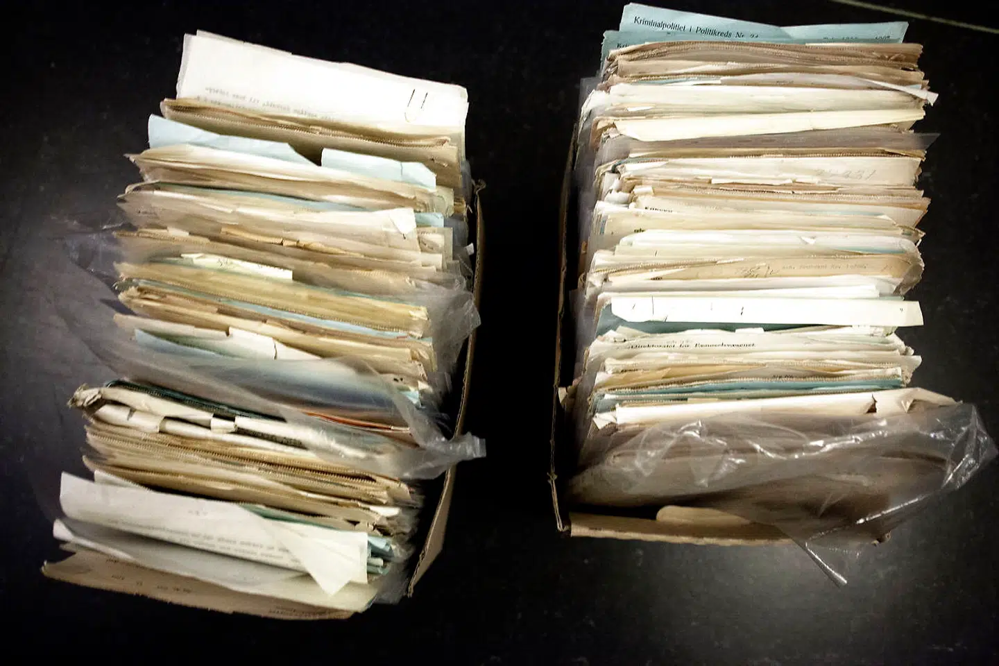 De to mænd på dengang 47 og 53 år stjal systematisk mindst 1.062 arkivalier til en anslået værdi af mellem halvanden og tre millioner kroner, lød det i anklageskriftet mod dem i 2013. På billedet ses tyvegods fra Rigsarkivet fotograferet på Station City.