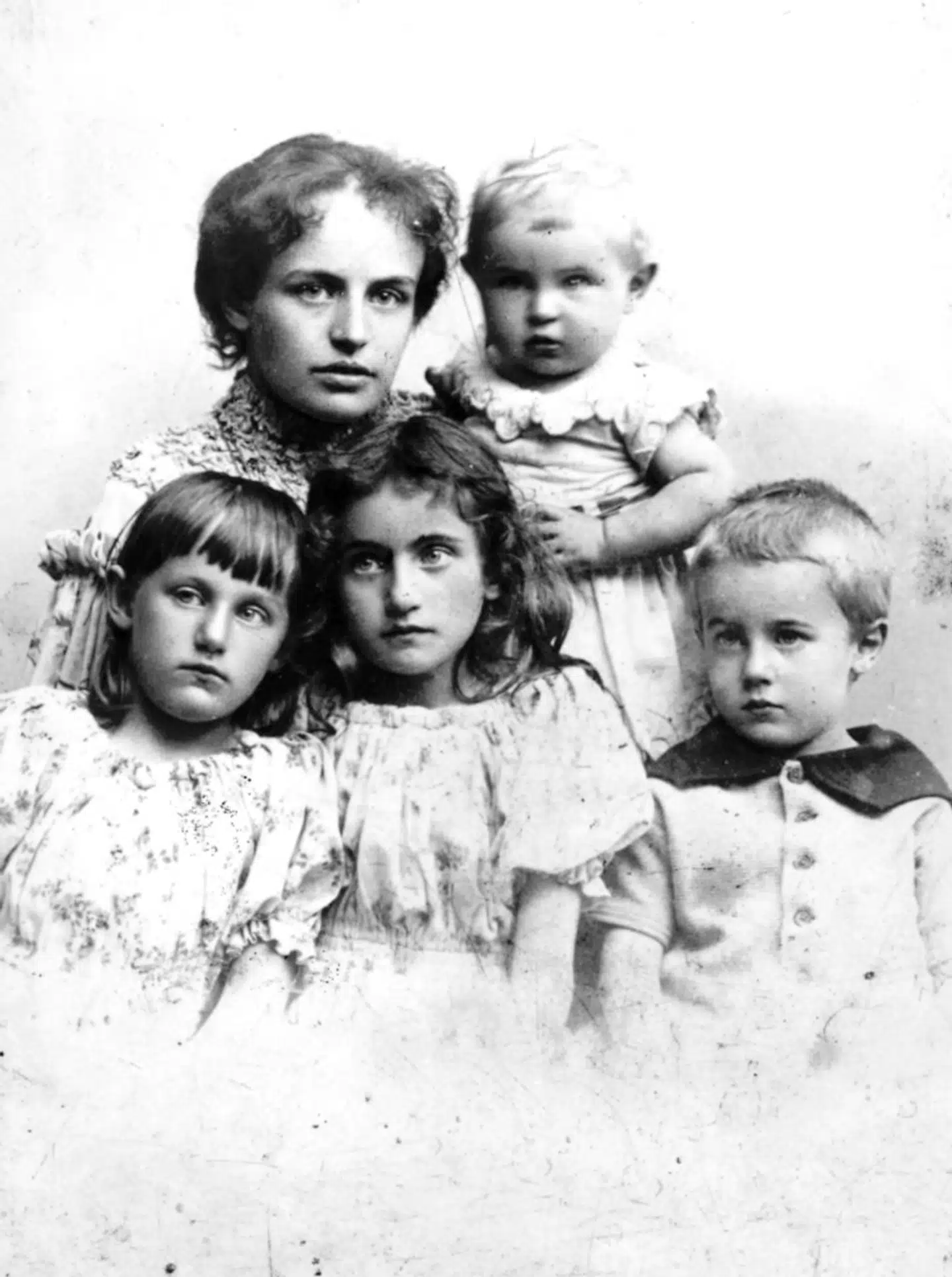 Agnes Henningsen i tiden omkring skandaleskilsmissen fra ægtemanden Mads. Det er Poul Henningsne (PH), der sidder på armen.