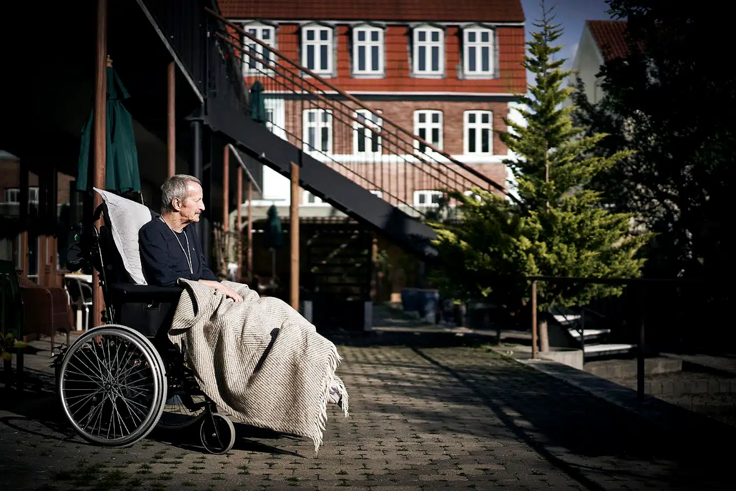 Jørgen mistede sit ben i genoptræning efter behandling for kræft i hjernen. Efter blot fire kemobehandlinger blev Jørgen kureret for lymfom i hjernen, men under genoptræningen på Trekroner Rehabiliteringshjem gik det helt galt, og Jørgen mangler nu et ben, der ikke fejlede noget, før han skulle genoptrænes. Nu er han flyttet ind på Margethe-Hjemmet i Roskilde.
