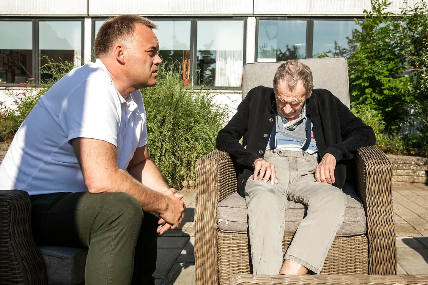 Ebbe Johansen blev indlagt på Nordsjællands Hospital i Hillerød og blev efterfølgende sendt til genoptræning på Toftebo. Her fik han det værre, blev dehydreret, tabte 12 kilo og fik liggesår. Hans søn, Kim Budolph, greb ind, da personalet på Toftebo sagde til ham: »Hvis I ikke går til pressen, så dør jeres far her.«