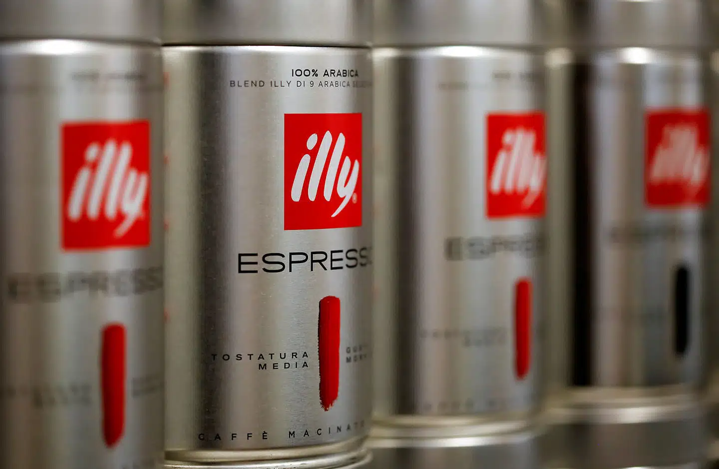 Illy sælges i de karakteristiske kaffedåser med det rød-hvide logo, her i en kaffebutik i Rom.