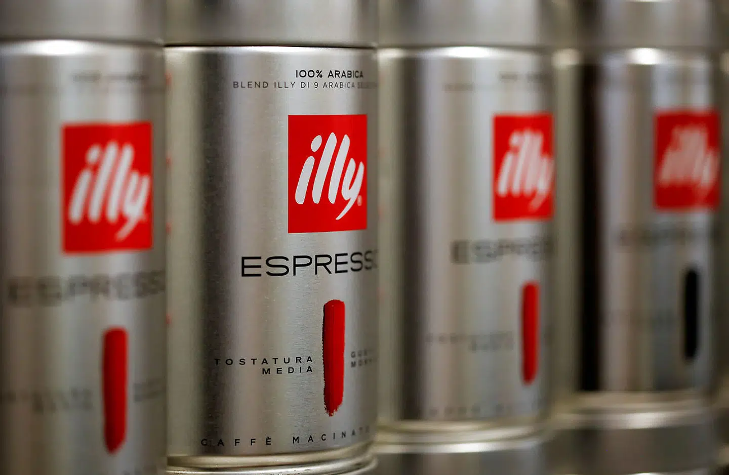 Illy sælges i de karakteristiske kaffedåser med det rød-hvide logo, her i en kaffebutik i Rom.