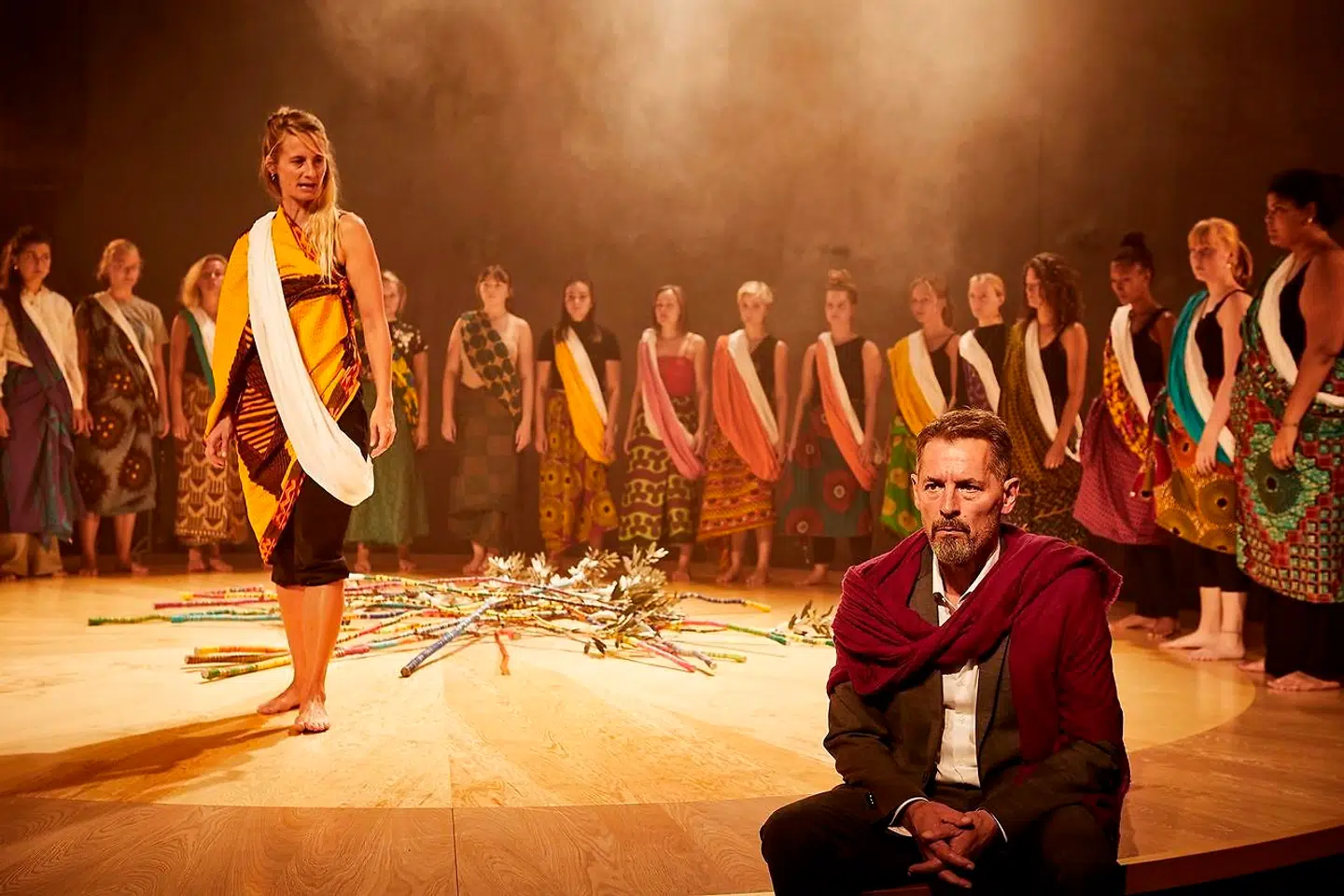 Dilemma: Ida Cæcilie Rasmussen som korleder giver Mikael Birkkjærs konge grå hår i hovedet.