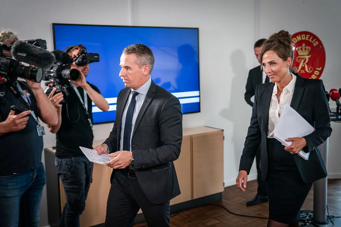 Skattestyrelsens direktør Merete Agergaard og fagdirektør for Skattestyrelsens enhed for Særlig Kontrol, Steen Bechmann Jacobsen, forlader pressemødet om Skattestyrelsens fremdrift og status på udbytteområdet.