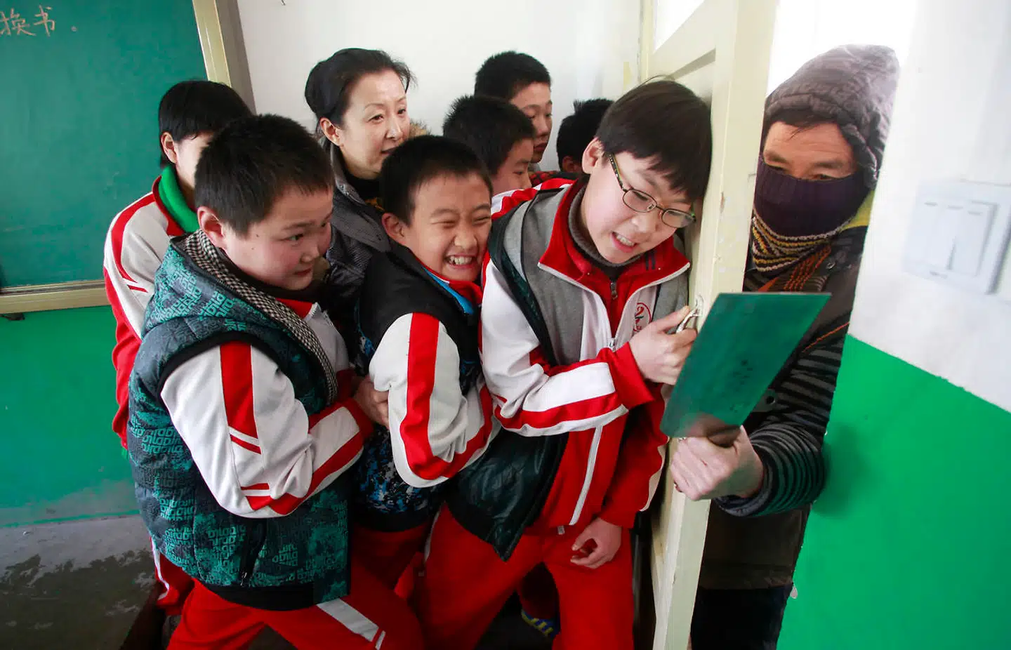 Allerede i 2012, kort tid efter at de mange angreb begyndte, lavede man øvelser som forebyggelse mod de voldsomme episoder. Her ses en skole i byen Jinan i Shandong-provinsen. Billedet er taget fire dage efter det store angreb 14. december 2012.