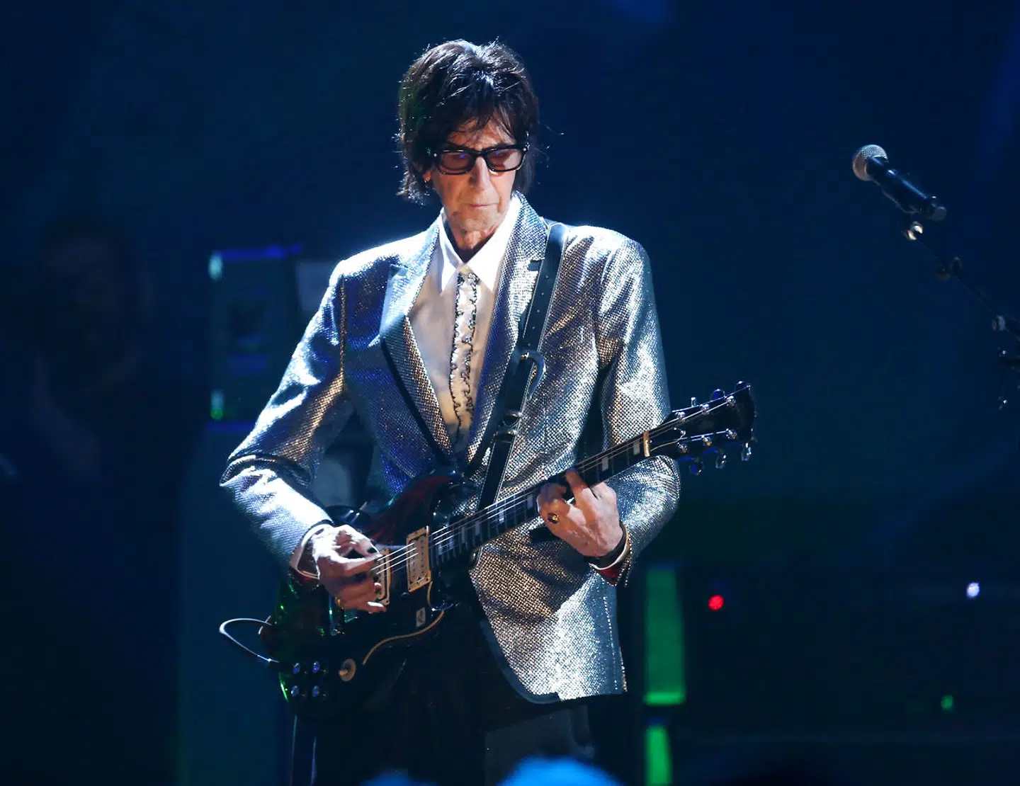 Ric Ocasek og The Cars optræder på scenen i forbindelse med optagelse i Rock & Rolle Hall of Fame i 2018