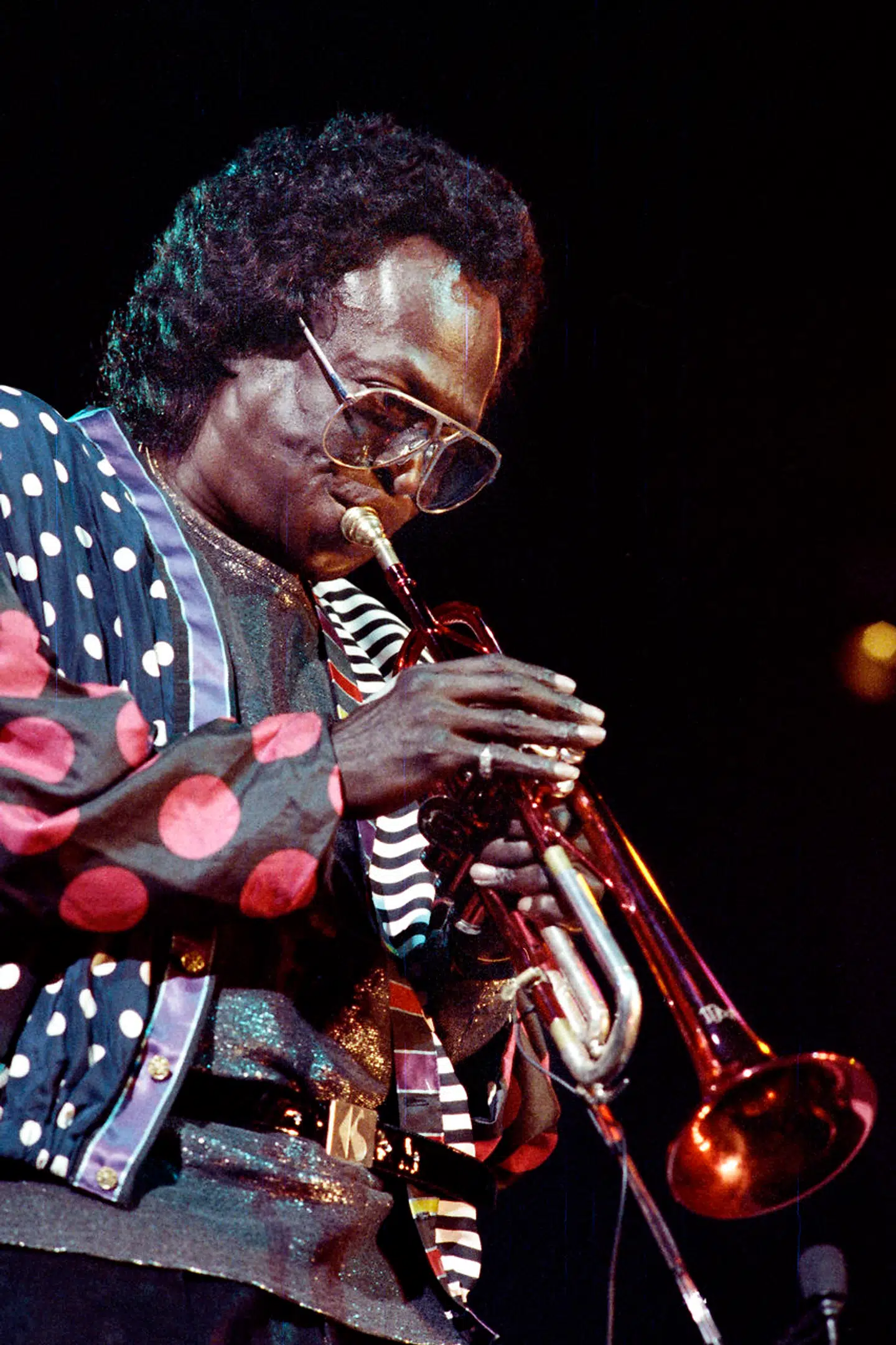 Iført trompet, polkaprikker og glimmertrøje lagde Miles Davis verden ned.