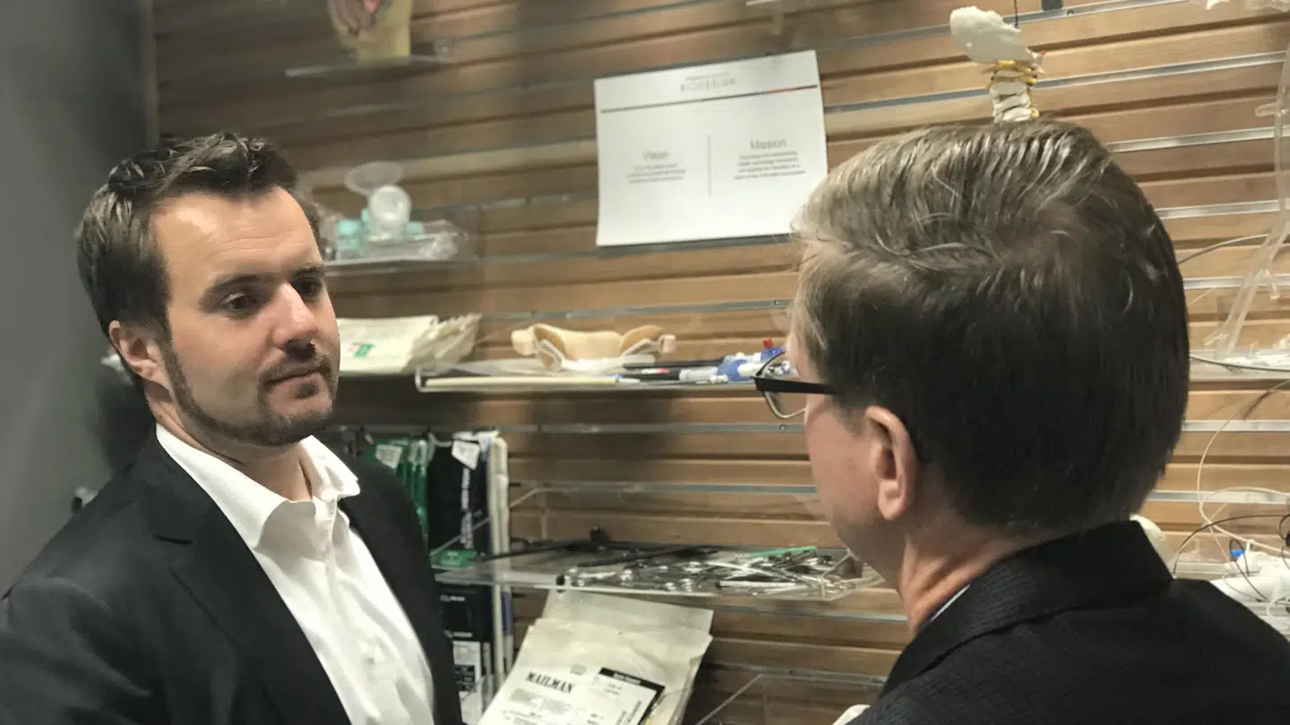 På Erhvervsministeriets inspirationstur til Silicon Valley slog Simon Kollerup et smut forbi Stanford, hvor han fik indblik i, hvordan Center for Biodesign på universitetet håndterer at oversætte viden til virksomheder. Her står erhvervsministeren med Executive Director ved Center for Biodesign Gordon M. Saul i et af arbejdslokalerne, hvor de udvalgte fellows kan arbejde med prototyper. Foto: Simone Okkels