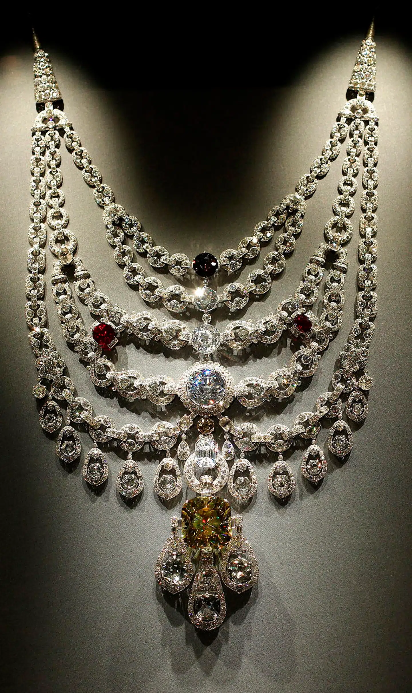 I 1925 bad maharaja Bhupinder Singh Cartier om at redesigne et smykke med mange sten. Det tog Cartier tre år, og resultatet var overvældende.