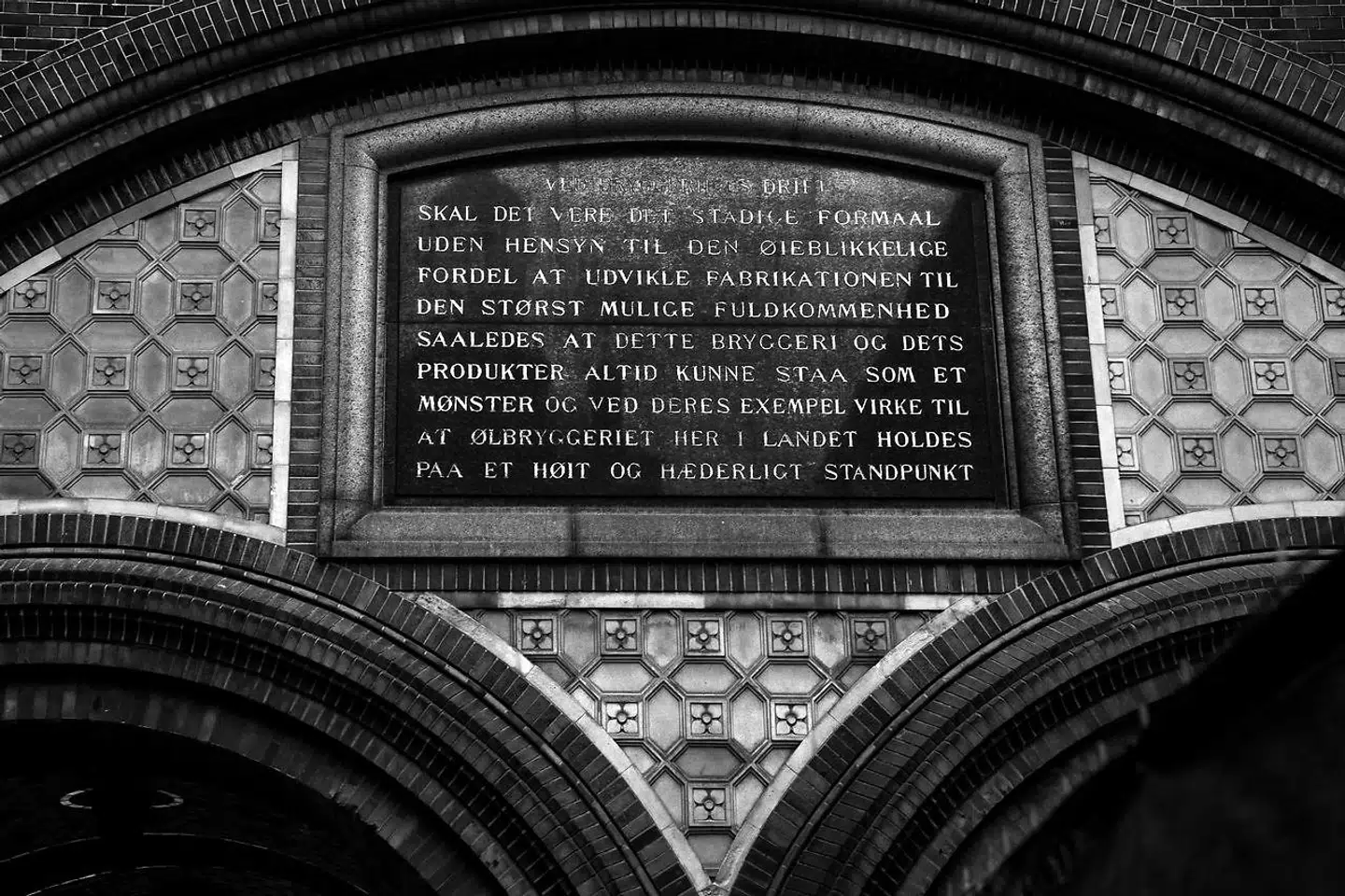 Allerede i begyndelsen af Carlsbergs lange historie brystede man sig af samfundsansvar. Et af beviserne står over porten ved de gamle Carlsberg-bygninger i Valby, hvor grundlægger J.C. Jacobsens såkaldt »gyldne ord« er nedfældet som en påmindelse om ordentlighed.