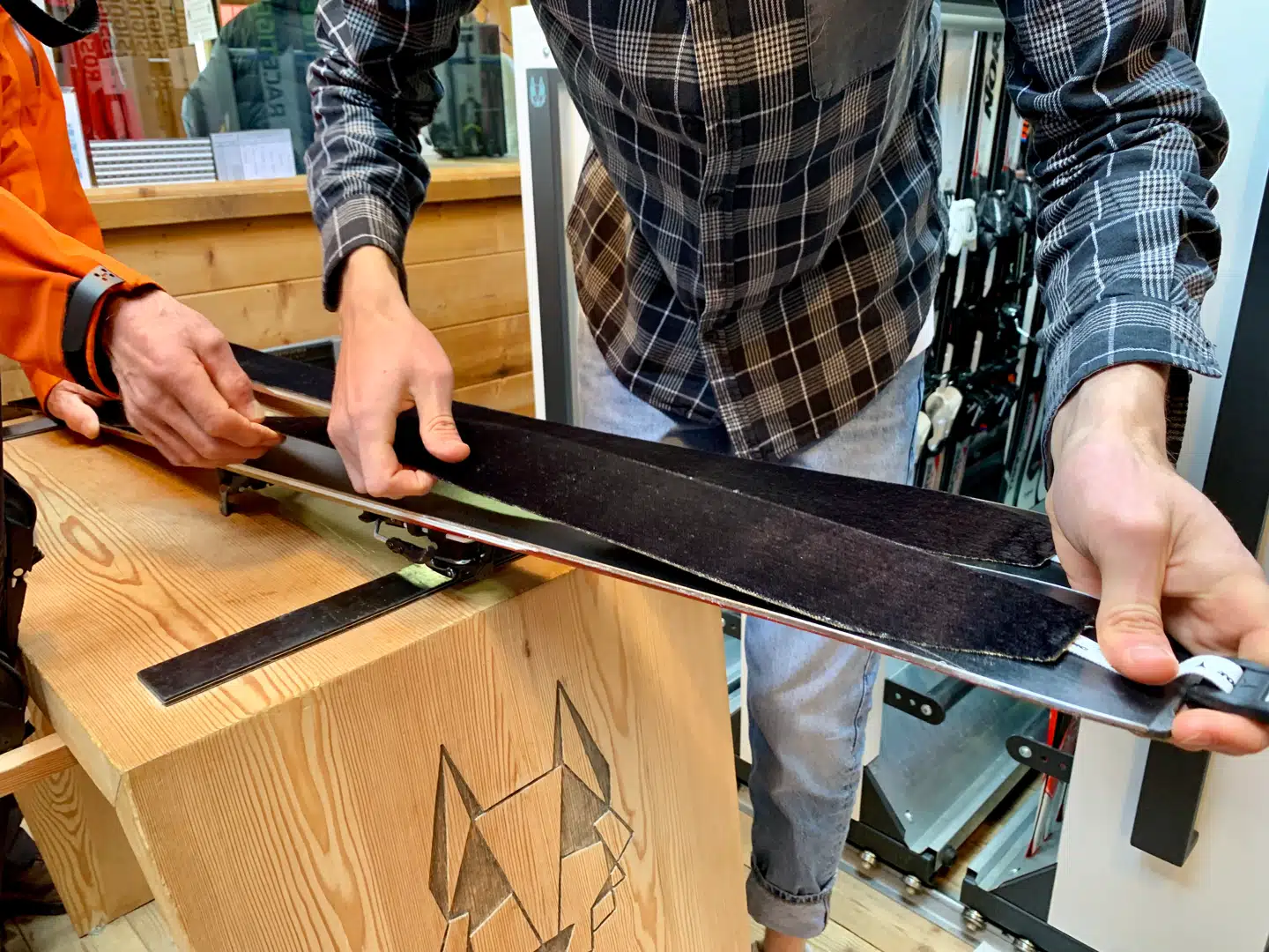 Skiene skal iklædes skridsikkert klatreskind, så de ikke kører baglæns på vej op. Det tages af igen, når turen går nedad.