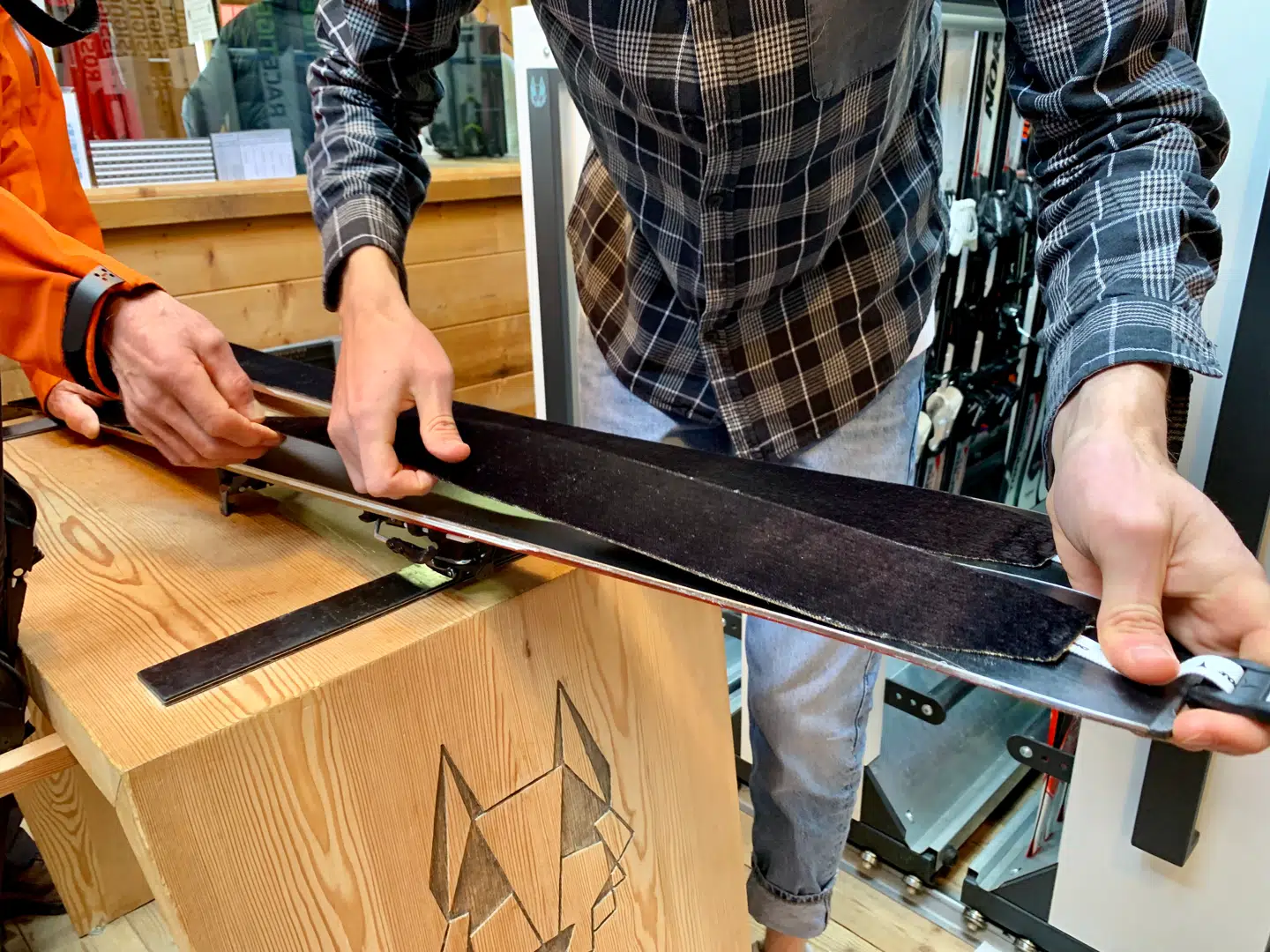 Skiene skal iklædes skridsikkert klatreskind, så de ikke kører baglæns på vej op. Det tages af igen, når turen går nedad.