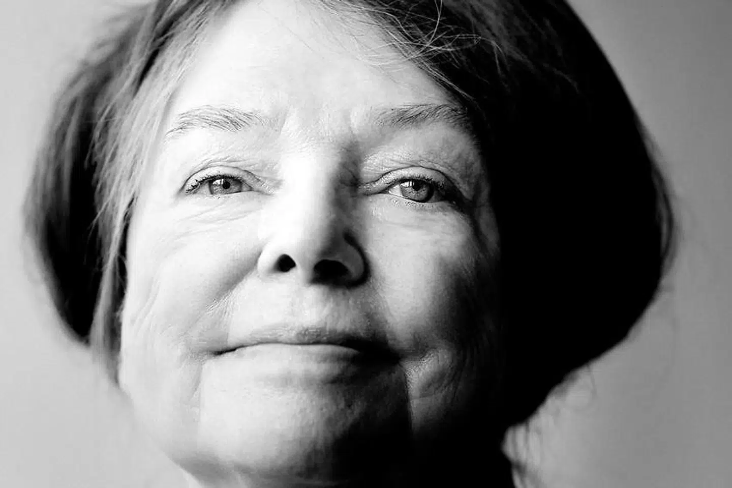 Dorrit Willumsens roman »Løg trækker tårer« veksler meget karakteristisk mellem det absurde teater, de surrealistisk-syrede billeder og de barnlige og eventyrlige scenerier, skriver Berlingskes anmelder.