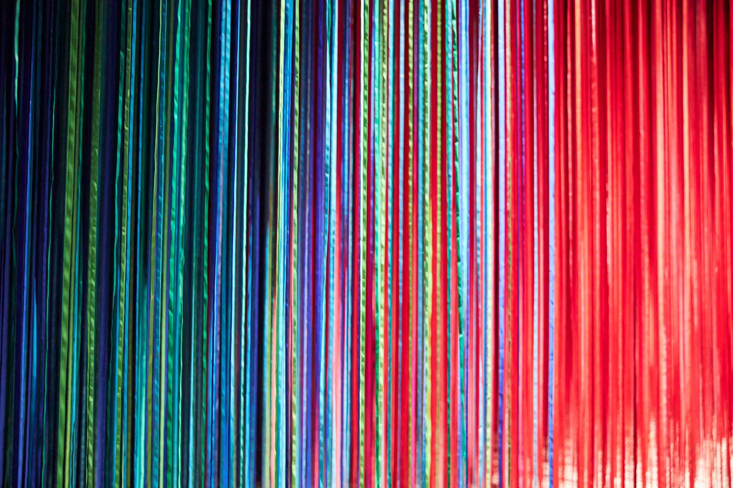 I Anne Pattersons »Pathless Woods« kan man fare vild i en multisensorisk oplevelse af musik, dufte, lys og silkebændler.