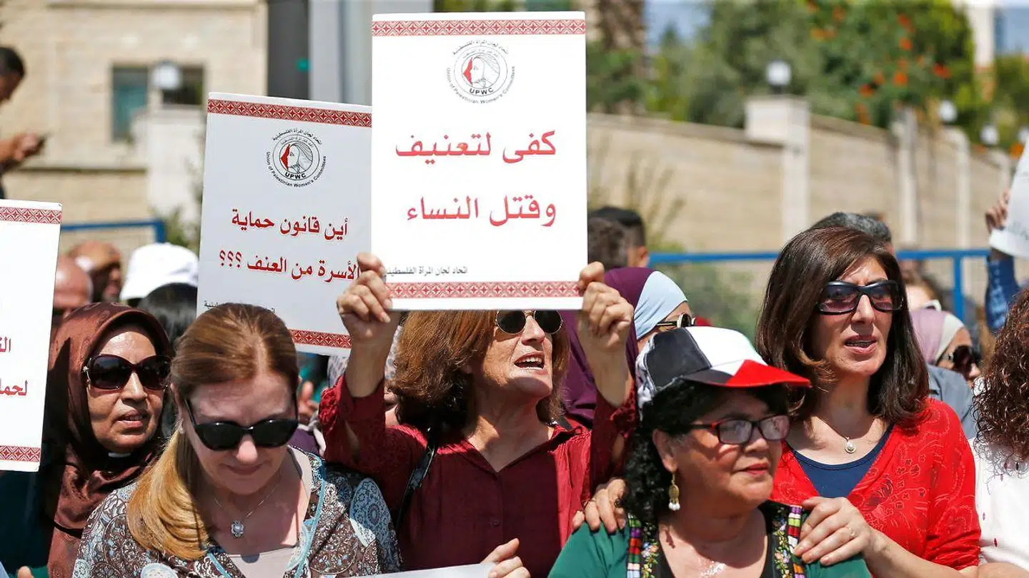 »I nogle arabiske lande er det stadig sådan, at man får man rabat, eller kortere fængselsstraf, hvis forbrydelser sker for at værne om familiens ære,« skriver Naser Khader. På billedet ses palæstinensere i demonstration for kvinders rettigheder.