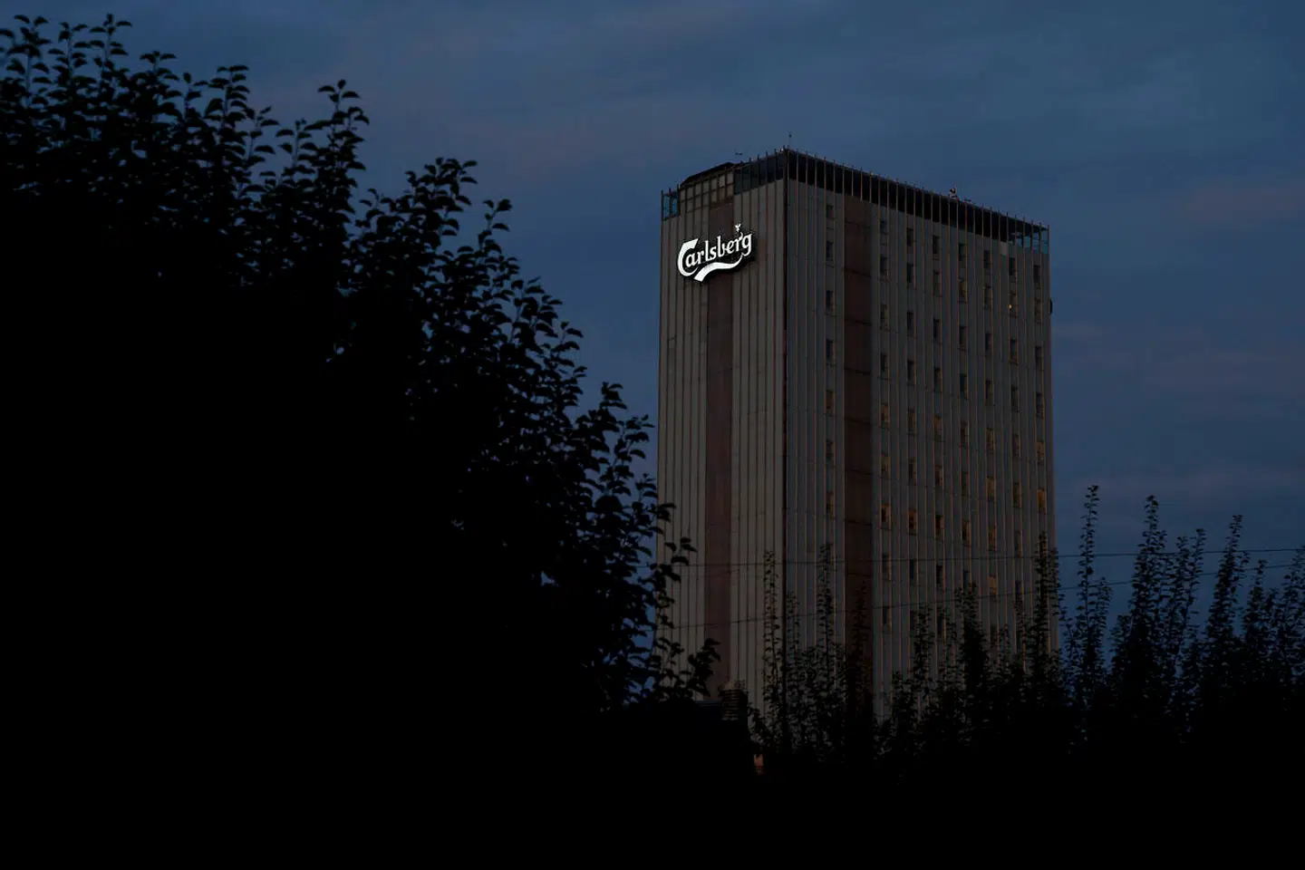 I 2015 meddelte Carlsberg, at man fremover ikke ville tolerere nogen form for smørelse eller bestikkelse. Gennem 2016 rullede koncernen et omfattende compliance-program ud som en del af strategien.