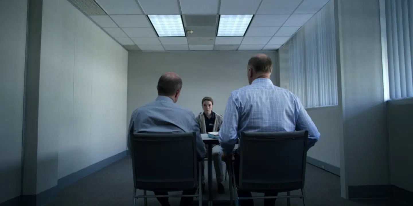 De blev ved med at køre på Marie. De ledte efter beviser for hendes løgn i stedet for at lede efter spor efter voldtægten, og til sidst brød hun sammen og tak sin anmeldelse tilbage. Foto: Netflix.