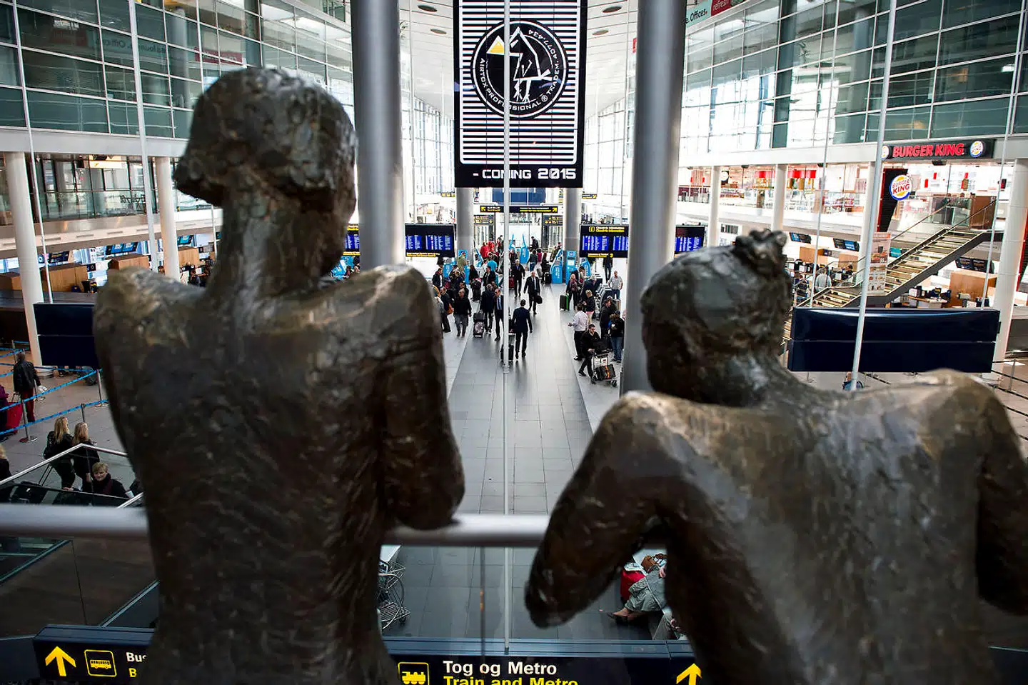 Passagererne kan bare se til, mens arbejdskampen raser i lufthavnen i Kastrup. Arkivfoto.