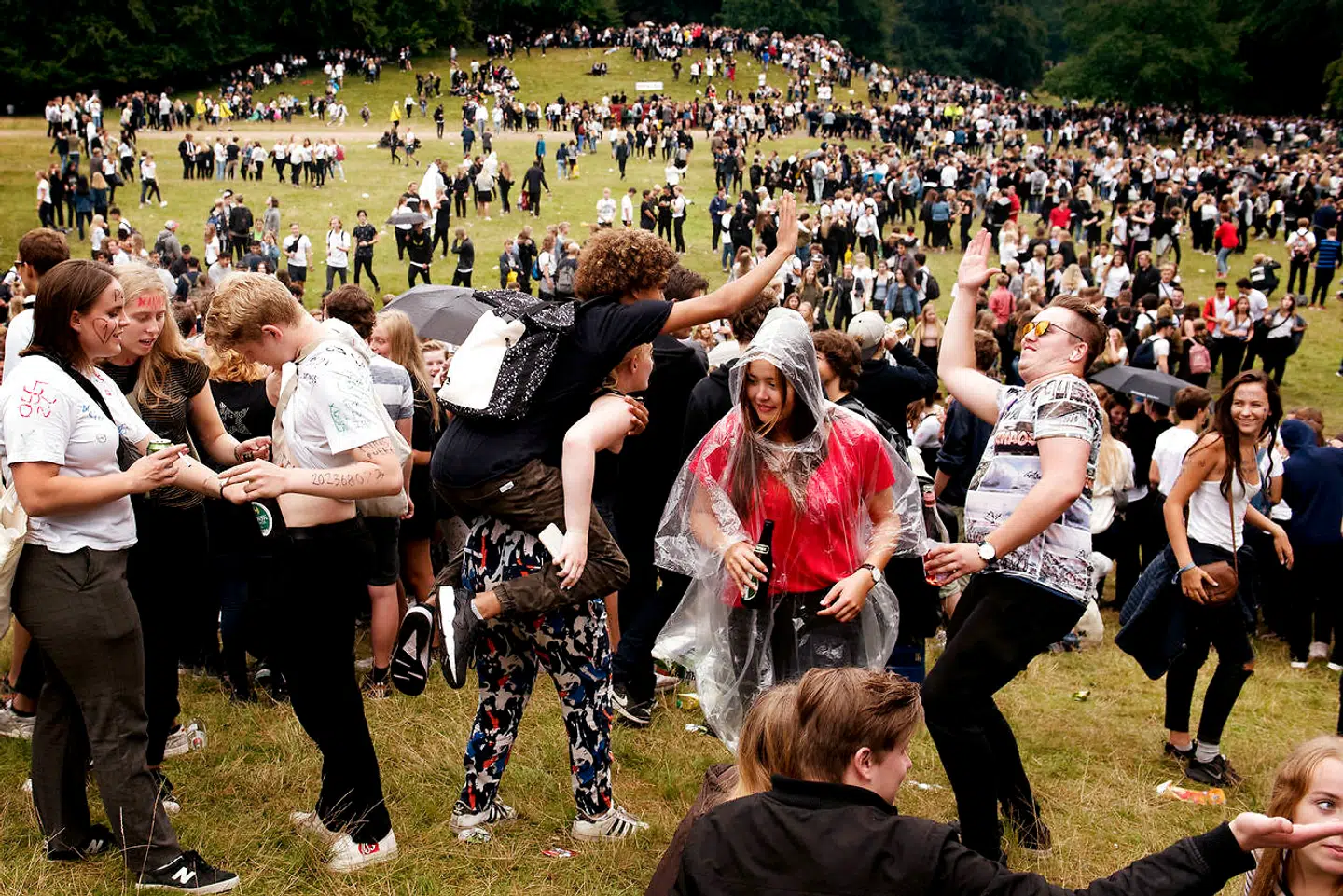 Den såkaldte Puttefest i Dyrehaven nord for København. Op mod 10.000 gymnasieelever tager ud i Dyrehaven hvor de fester, drikker og ryger lidt hash.