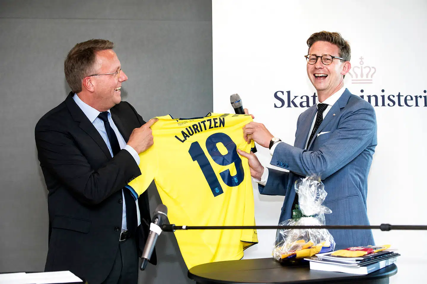 Tidligere skatteminister Karsten Lauritzen (V) overdrog i juni Skatterministeriet til den nye skatteminister Morten Bødskov (S). Med overdragelsen fulgte hovedpinen med at få inddrevet en samlet gæld til det offentlige på 118 mia. kr. En gæld, som er vokset eksplosivt, siden 2005. Blandt andet på grund af det kuldsejlede inddrivelsessystem, EFI. Nu viser det nye inddrivelsessystem, PSRM, sig at være voldsomt forsinket.