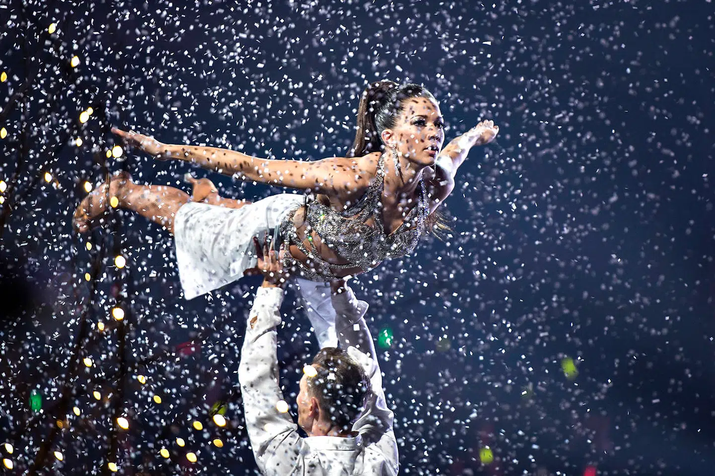 I aften går det løs igen. »Vild med dans« er tilbage - 16. gang. Og det er enten knald eller fald for danserne. Hvordan vinder man? Det har caster Elisa Lykke et bud på. Hun siger: »Falsk ydmyghed eller en lidt for kontrolleret facade bliver helt klart straffet. Seerne vil have, at deltagerne viser deres dedikation.« Her er det skuespiller Mille Dinesen med sin partner Mads Vad samt bokser Sarah Mahfoud med partneren Morten Kjeldgaard i freestyle (foto: Henning Bagger / Scanpix 2016)