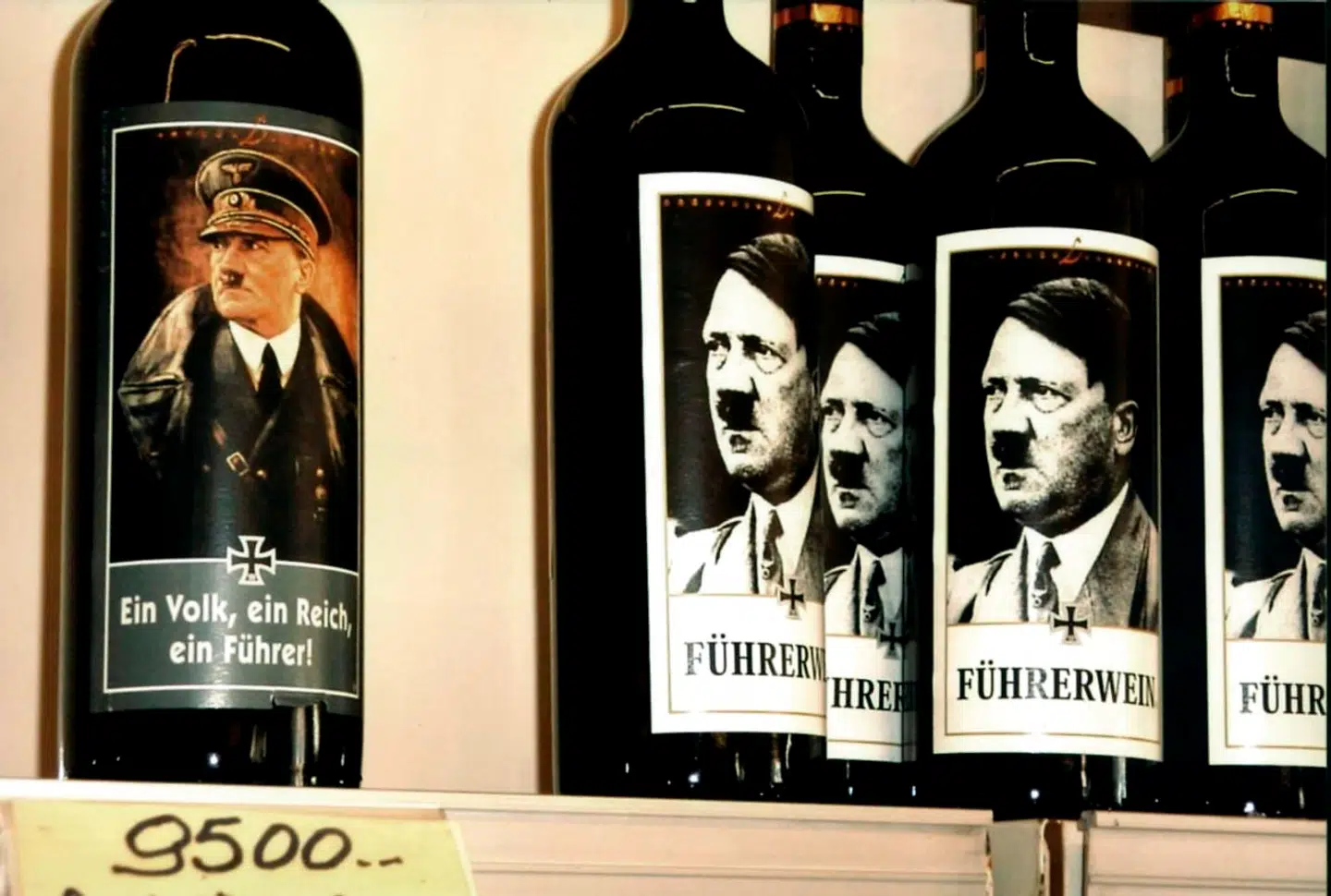 »Et folk, et rige og en leder,« står der på en af de vinflasker, som turister kan købe i supermarkedet i den italienske ferieby Jesolo. Det er over sommeren faldet flere britiske turister for brystet.