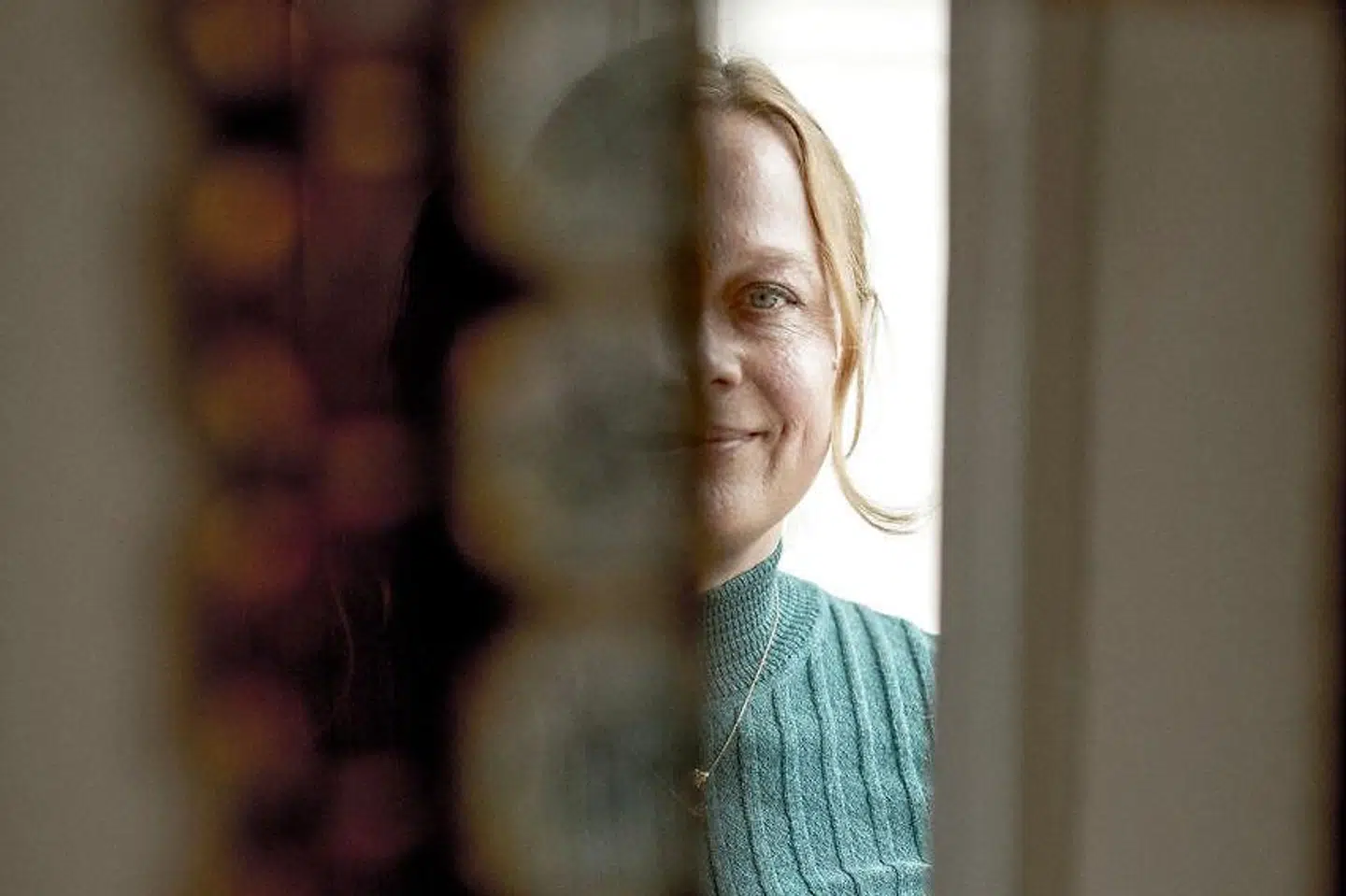 Merete Pryds Helles tolkning og portræt af skikkelsen Nora fra Henrik Ibsens »Et dukkehjem« er selvfølgelig den egentlige kerne og det afgørende omdrejningspunkt i en roman, som behændigt udvider og radikalt supplerer skuespillets handling og udbygger flere af dets karakterer som for eksempel doktor Rank,« skriver Berlingskes anmelder.