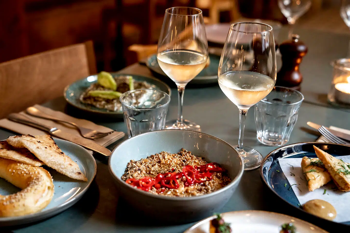 Restaurant Yaffa på Gråbrødretorv er mellemøstligt inspireret, og menuen består af et væld af småretter.