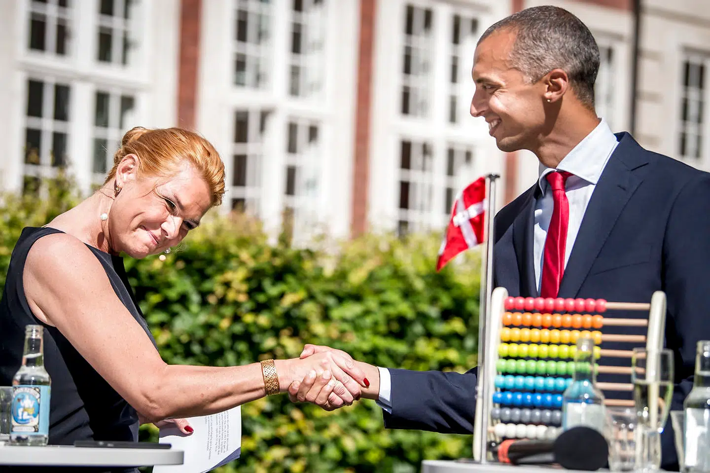 Her ses Mattias Tesfaye (S) fotograferet ved overdragelsen af Udlændinge- og integrationsministeriet fra den tidligere minister Inger Støjberg (V).