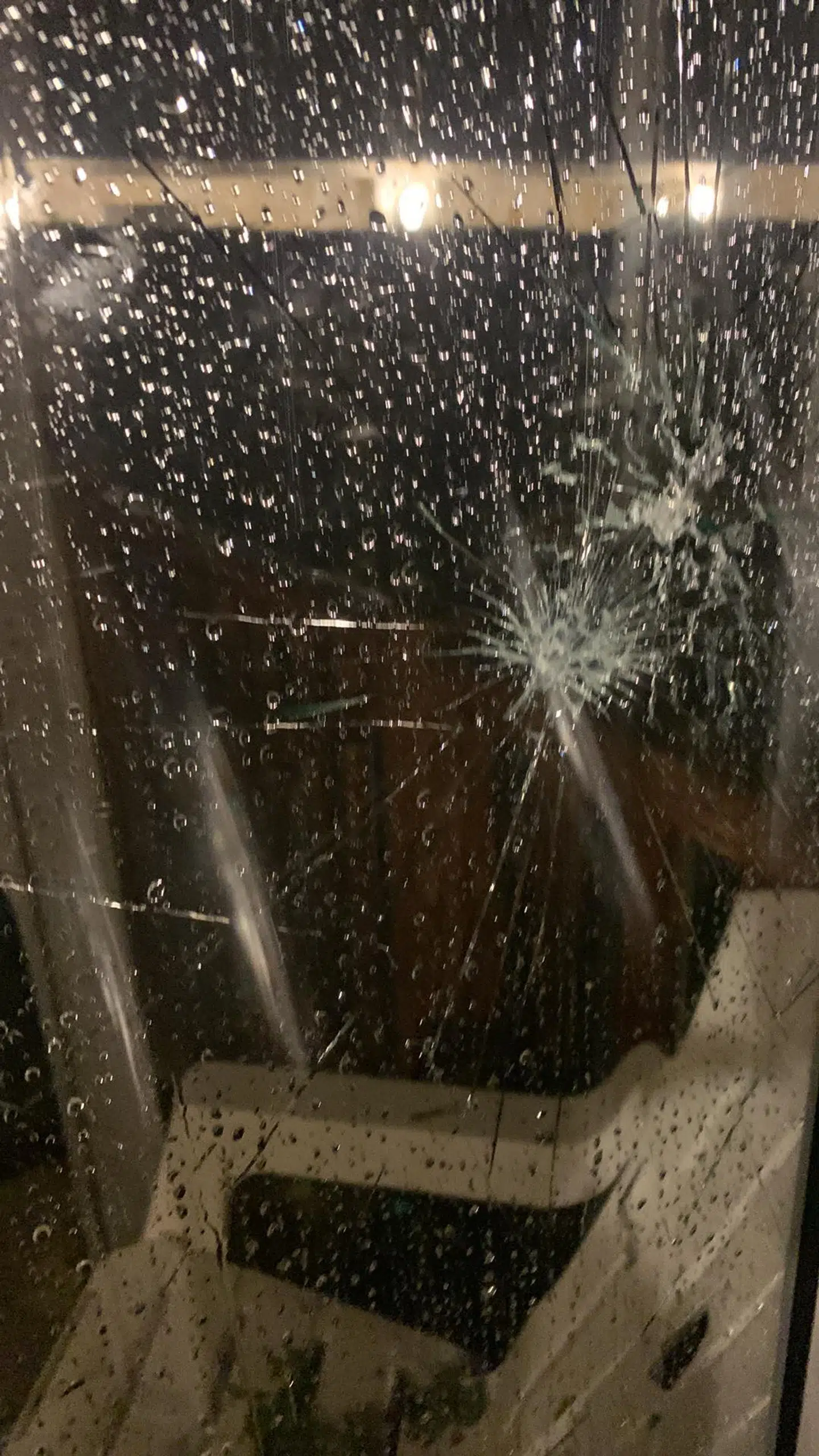 Flere ruder og vinduer fik skader eller blev helt knust.