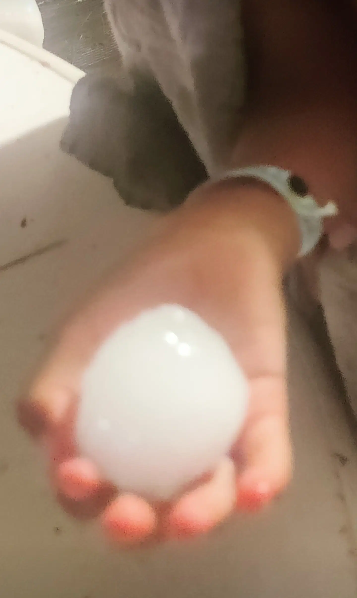 Her ses et af de store hagl.