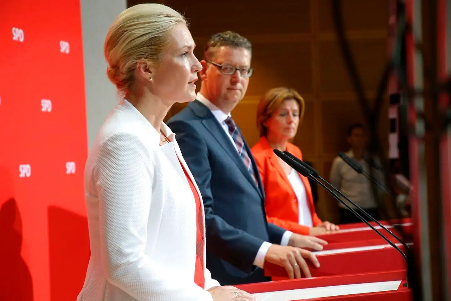 Tirsdag blev den midlertidige ledelse i det tyske socialdemokrati bestående af Manuela Schwesig (fra venstre), Thorsten Schäfer-Gümbel og Malu Dreyer ramt af nok en dårlig nyhed. Denne gang på den personlige front. Billedet er fra 1. september 2019, hvor SPD ganske vist blev størst ved delstatsvalget i Brandenburg, men fik sit dårligste valg i Sachsen nogensinde med blot 7,7 pct. af stemmerne.