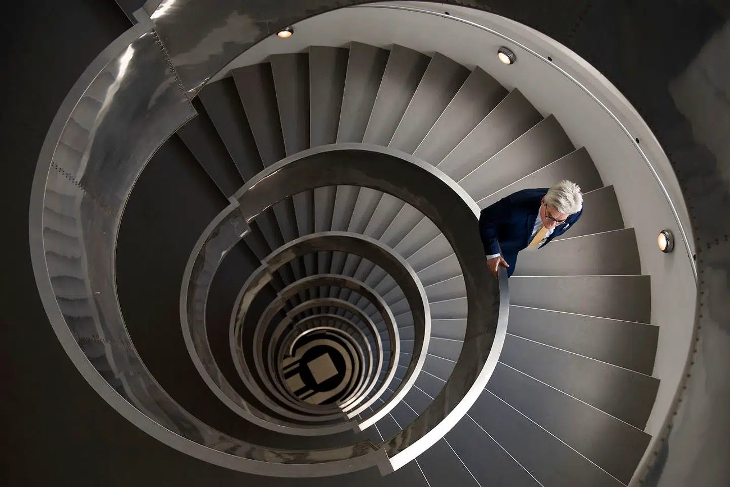 »Søren Pinds ord er talte ord på skrift. Han skriver, som han taler. Ligeud og ukompliceret. Men ikke stilistisk epokegørende,« skriver Rasmus Nielsen i sin anmeldelse af »Frie ord«.