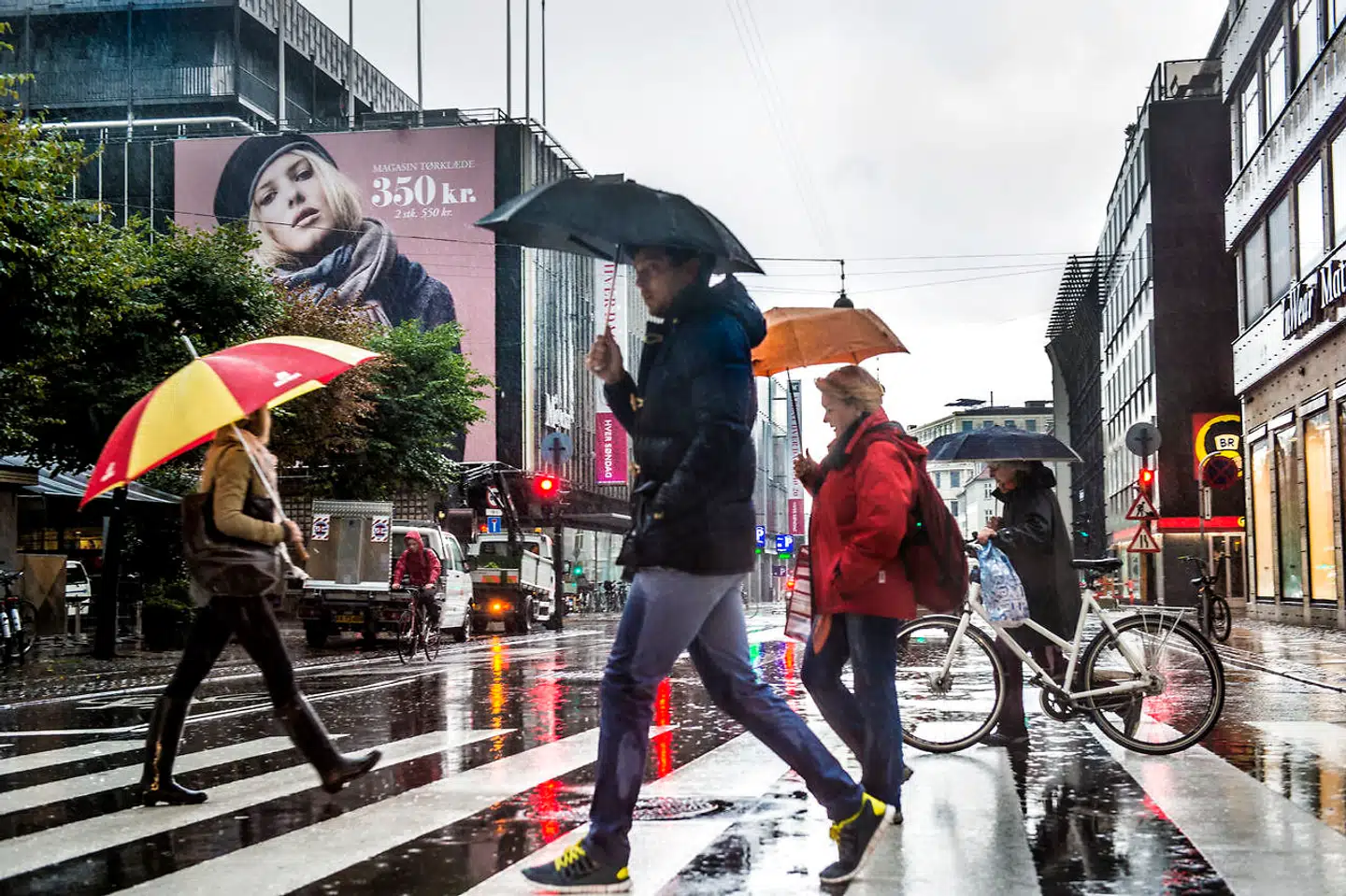 Regnvejret rammer den jyske vestkyst onsdag middag og bevæger sig vestpå. København kan se frem til vand fra oven klokken 18